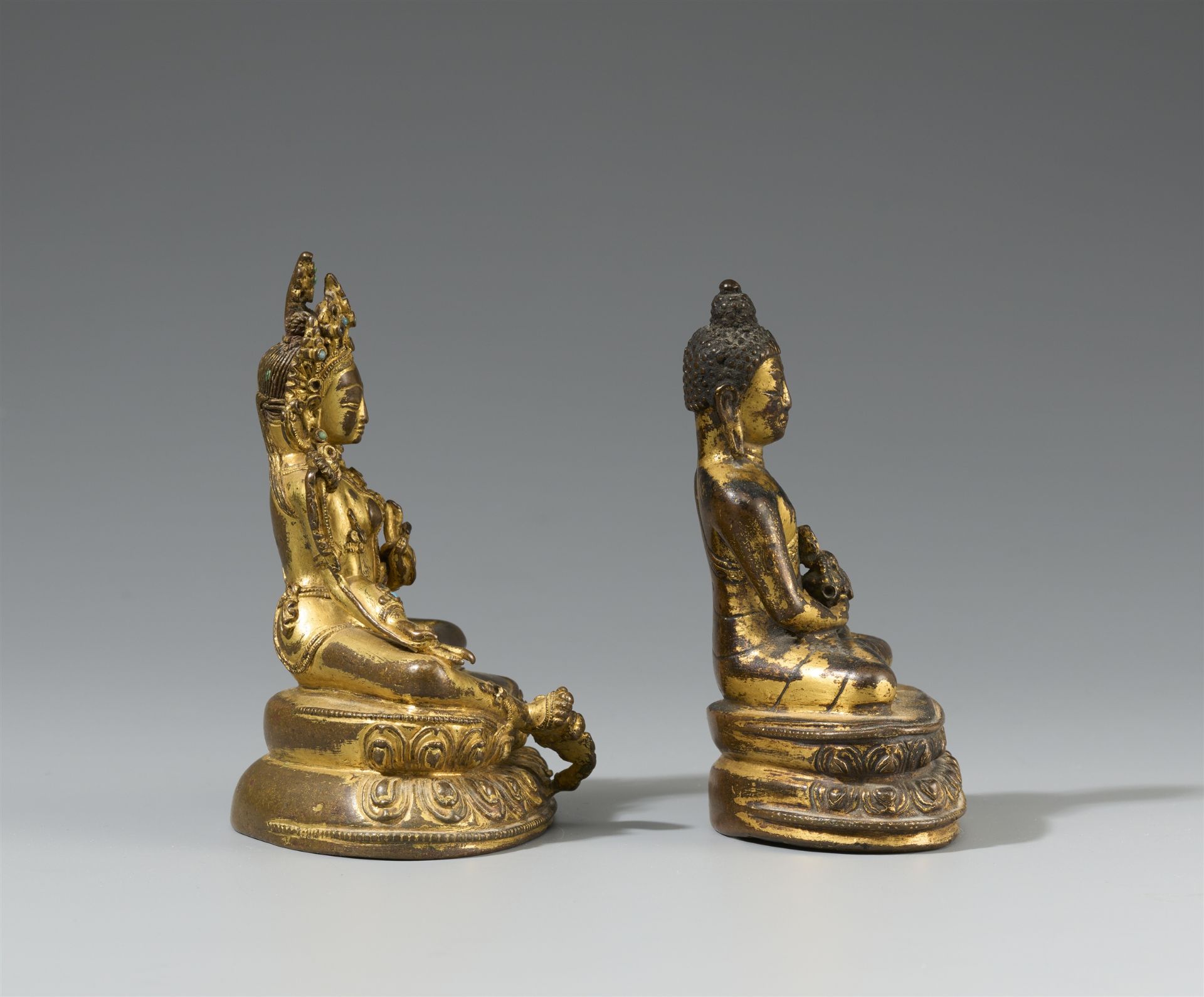 Figur des Buddha Shakyamuni und Figur der Shyamatara. Vergoldete Bronze. Tibet, 17. Jh. und 19. Jh. - Bild 2 aus 4