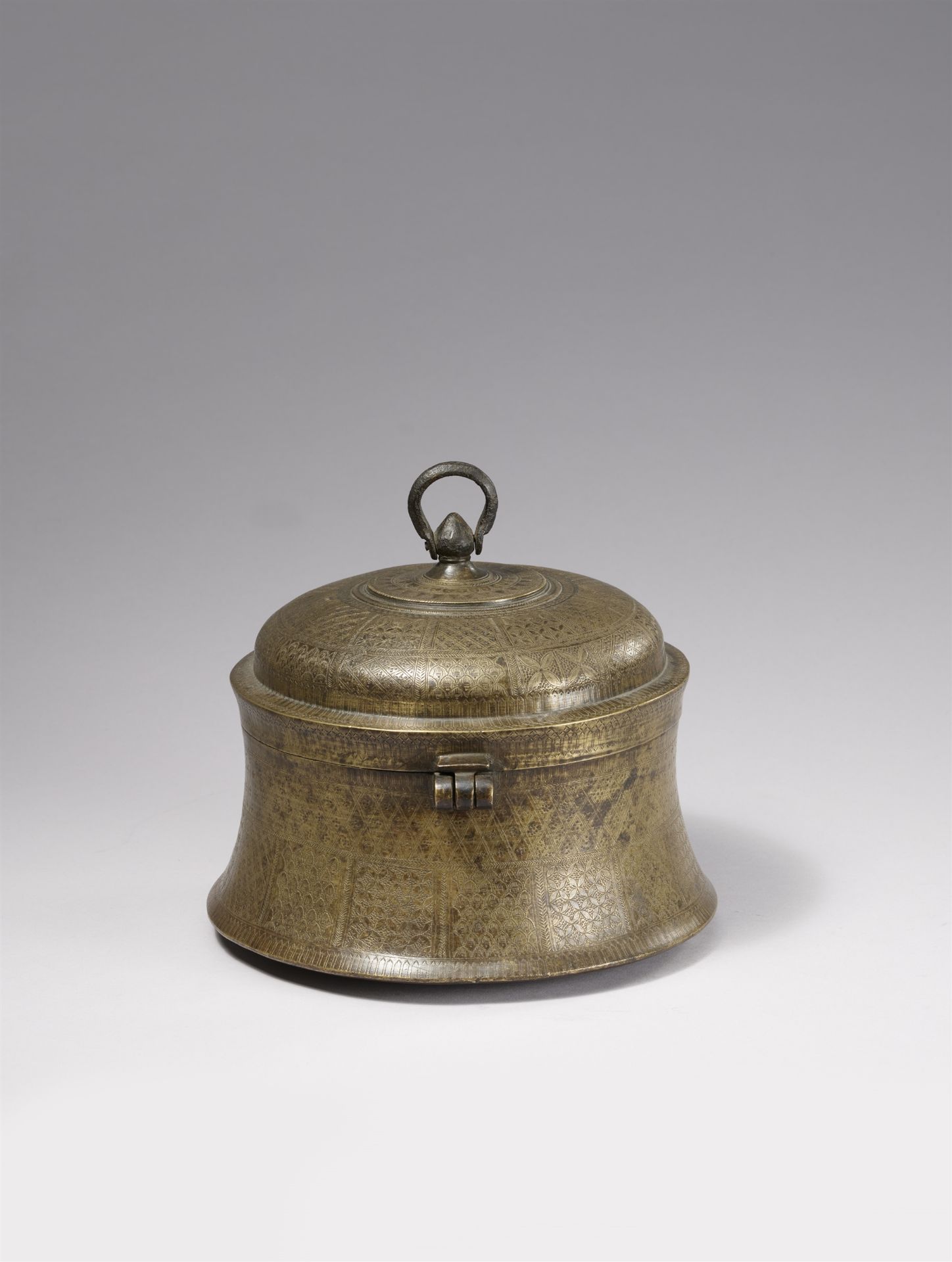 A Rajasthani bronze betel and spice box (pandan). Northern India. 18th/early 19th century - Image 2 of 5