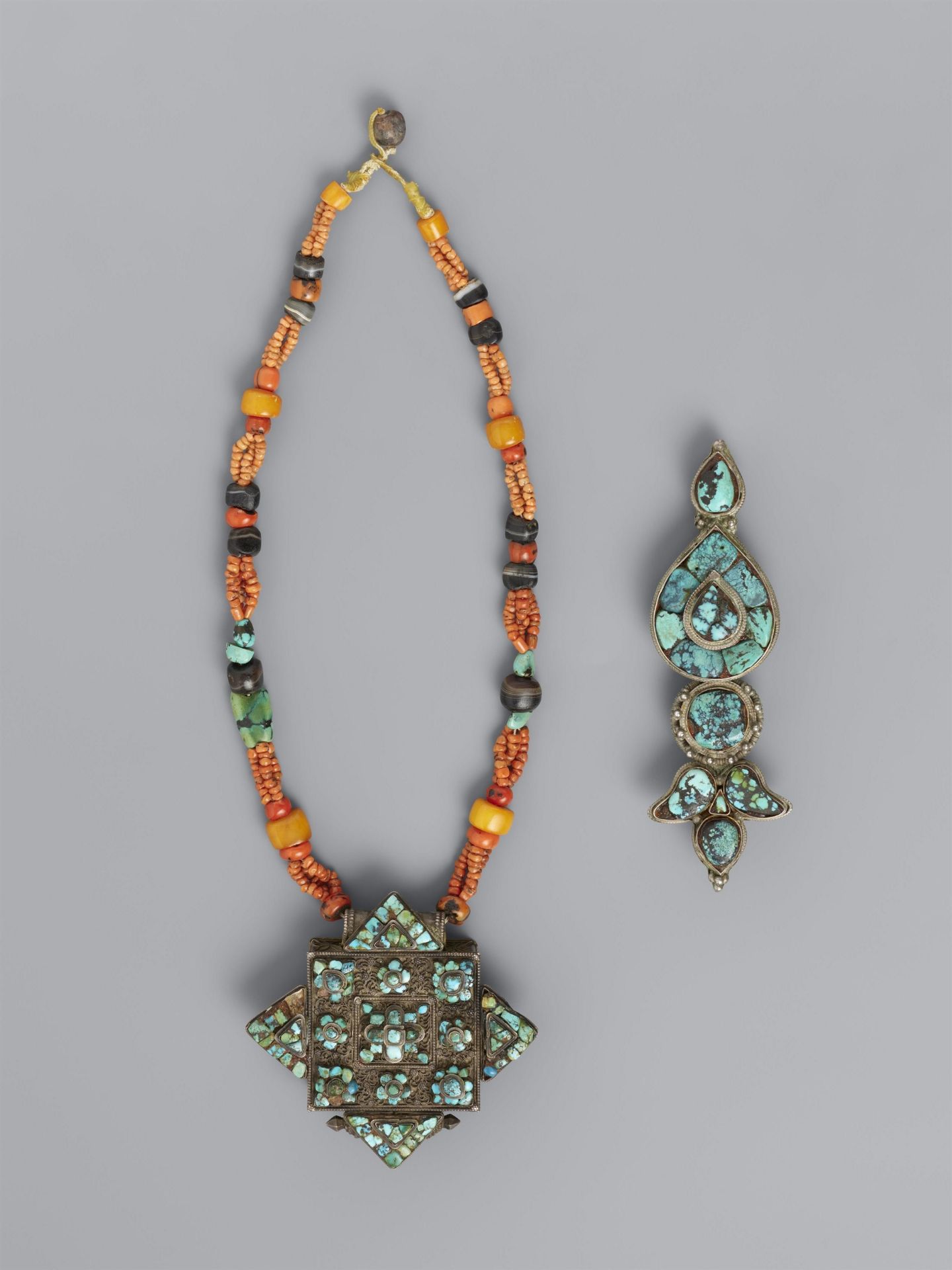 Amulettbehälter (ga'u) mit Kette und Ohrschmuck (akor). Silber mit Türkiseinlagen. 19./20. Jh.