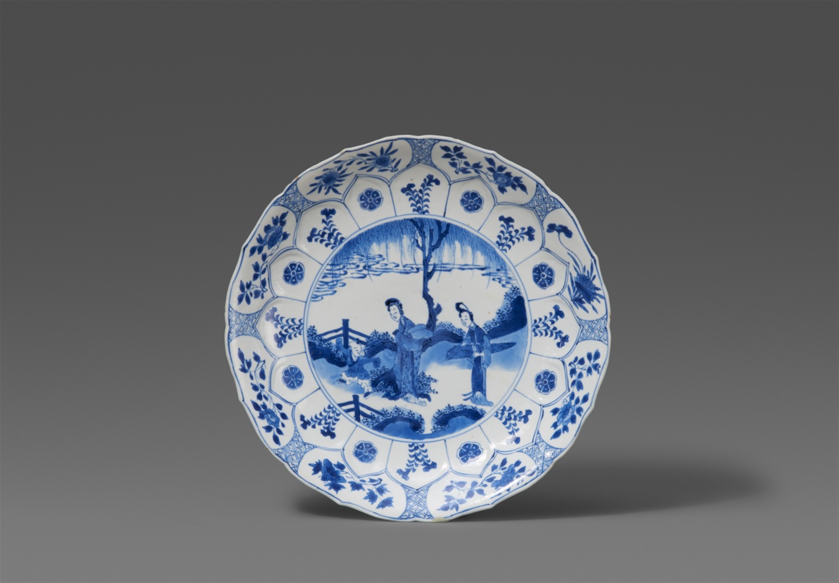 A blue and white dish. Kangxi period (1662–1722)