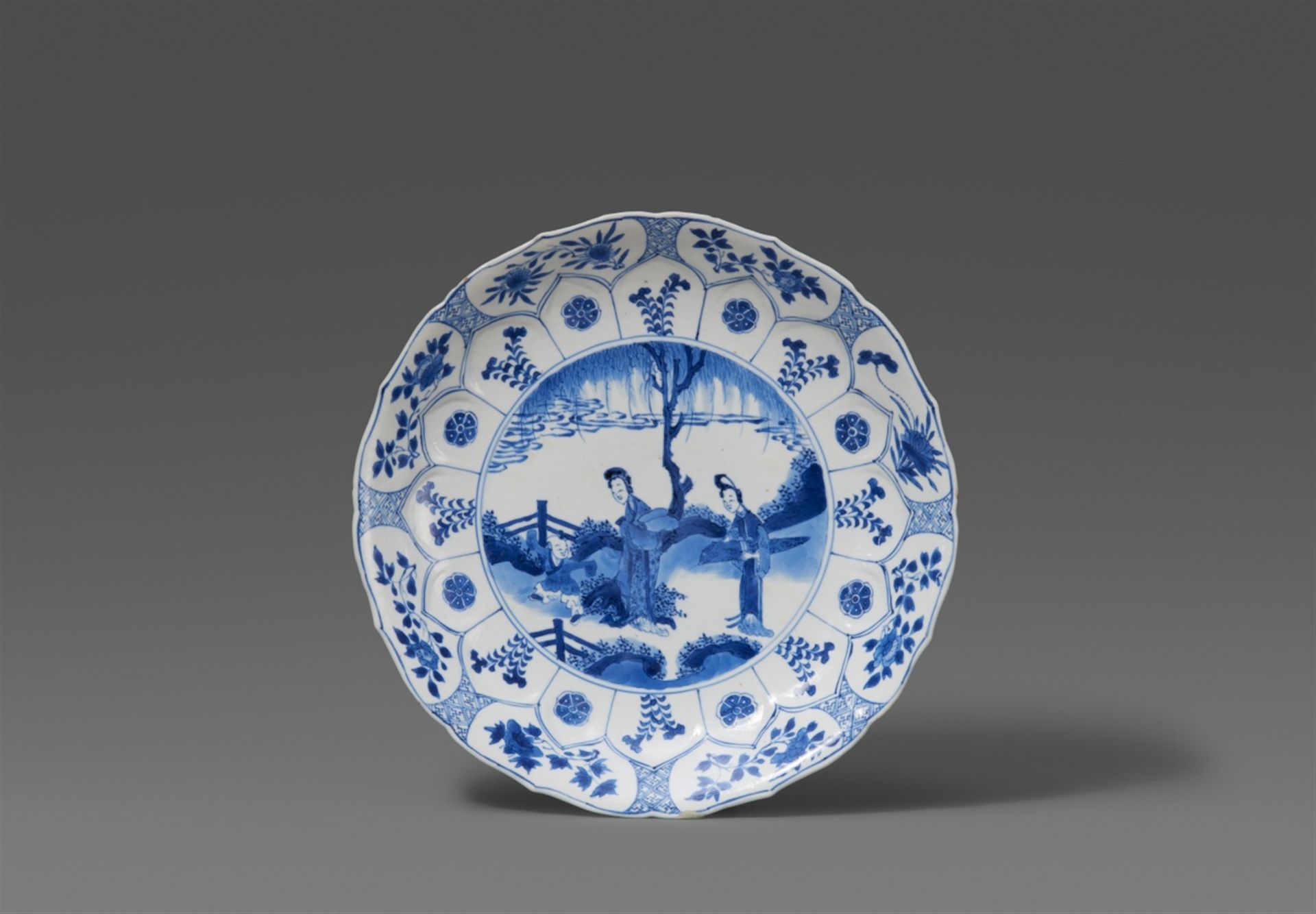 Blau-weißer Teller. Kangxi-Periode (1662–1722)