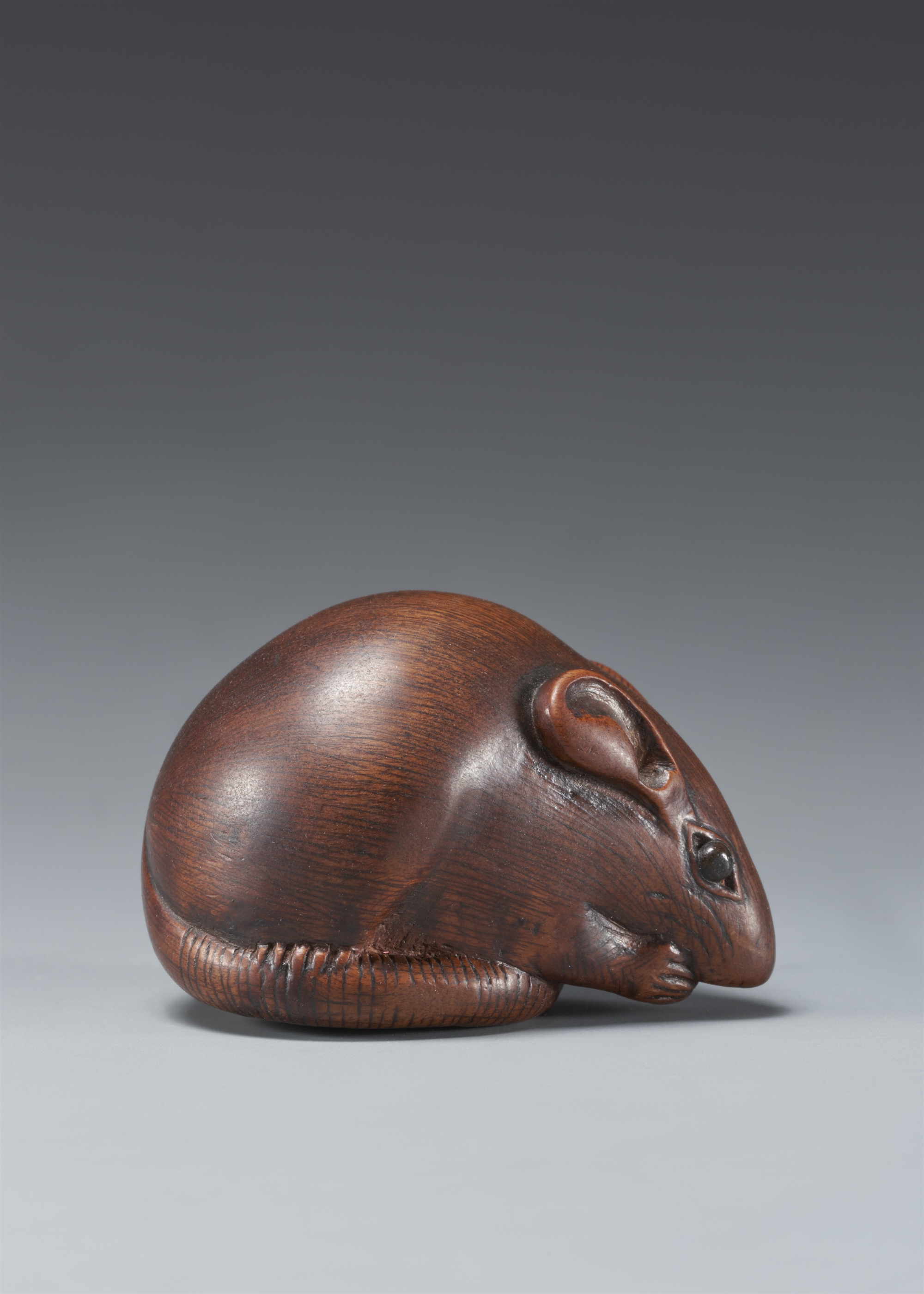 A boxwood netsuke of a seated rat. 19th century - Image 5 of 5