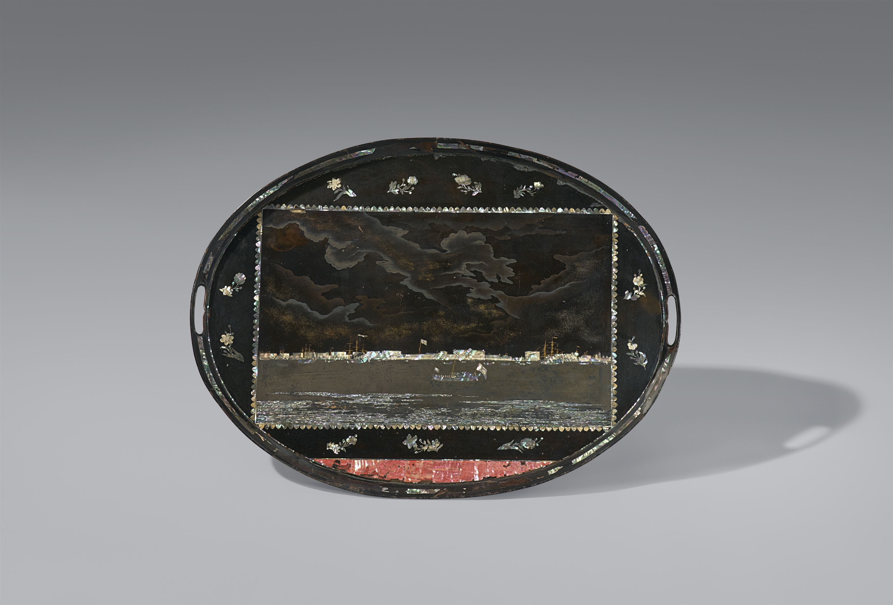 A very large Nagasaki wood and black lacquer tray. Around 1820-1830