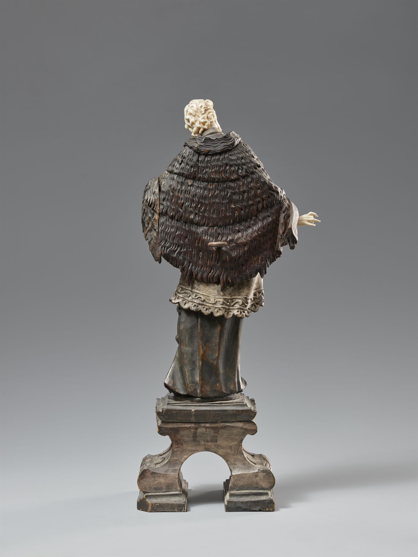 Indo-portugiesische Figur des Heiligen Nepomuk. Bemaltes Holz und Elfenbein. 18. Jh. Möglicherweise  - Bild 2 aus 2
