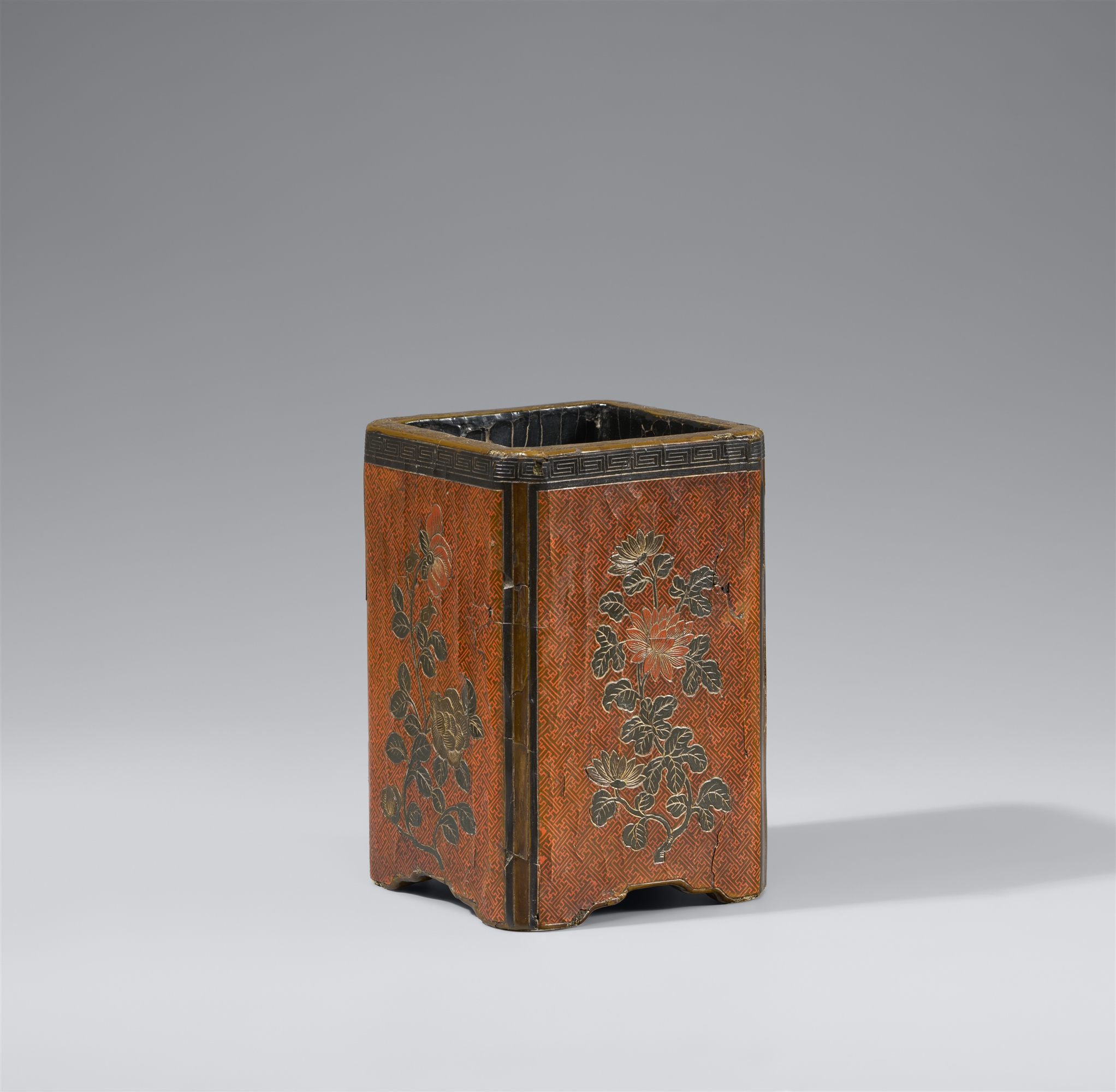 A rectangular lacquer brush pot. 17th/18th century