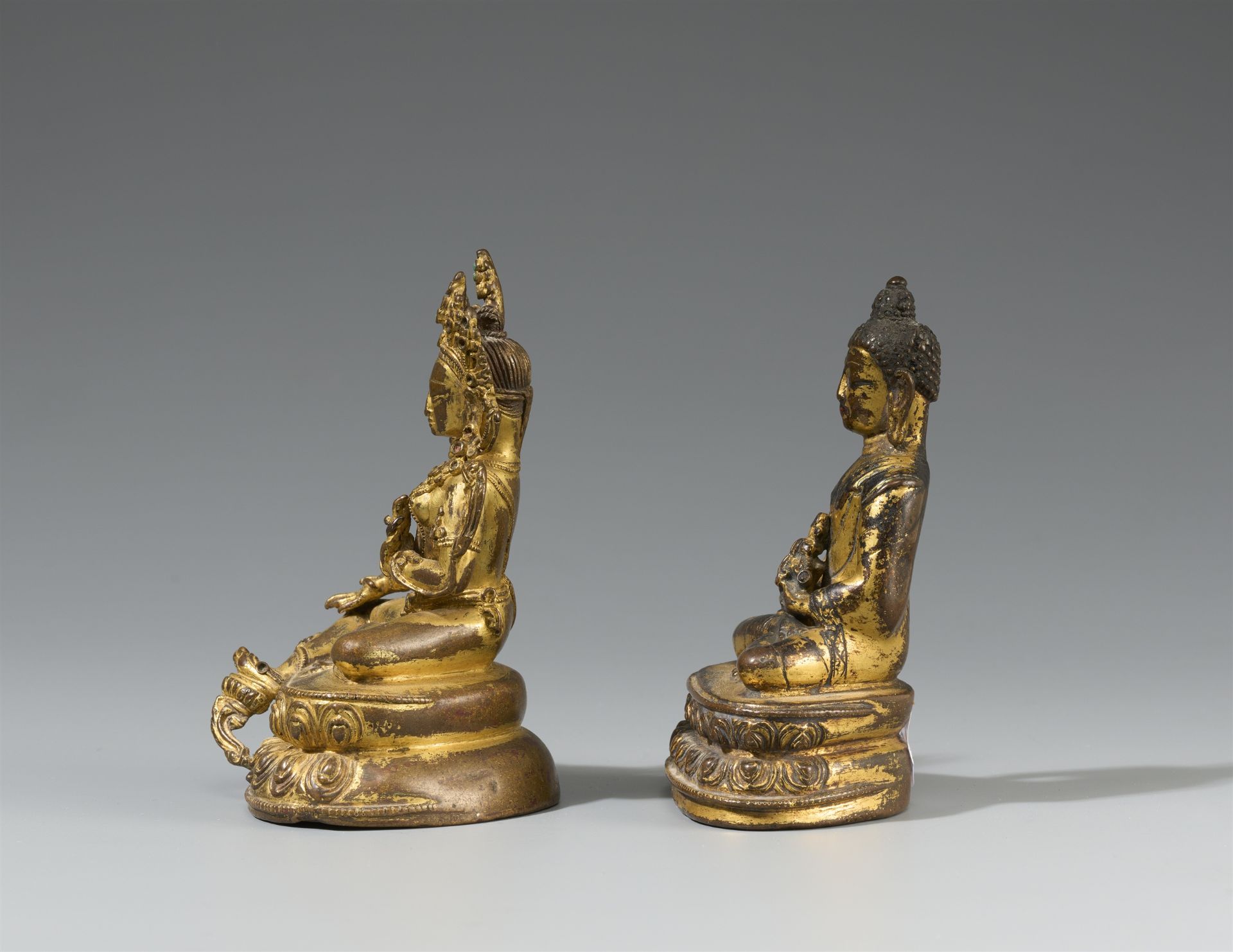 Figur des Buddha Shakyamuni und Figur der Shyamatara. Vergoldete Bronze. Tibet, 17. Jh. und 19. Jh. - Bild 4 aus 4