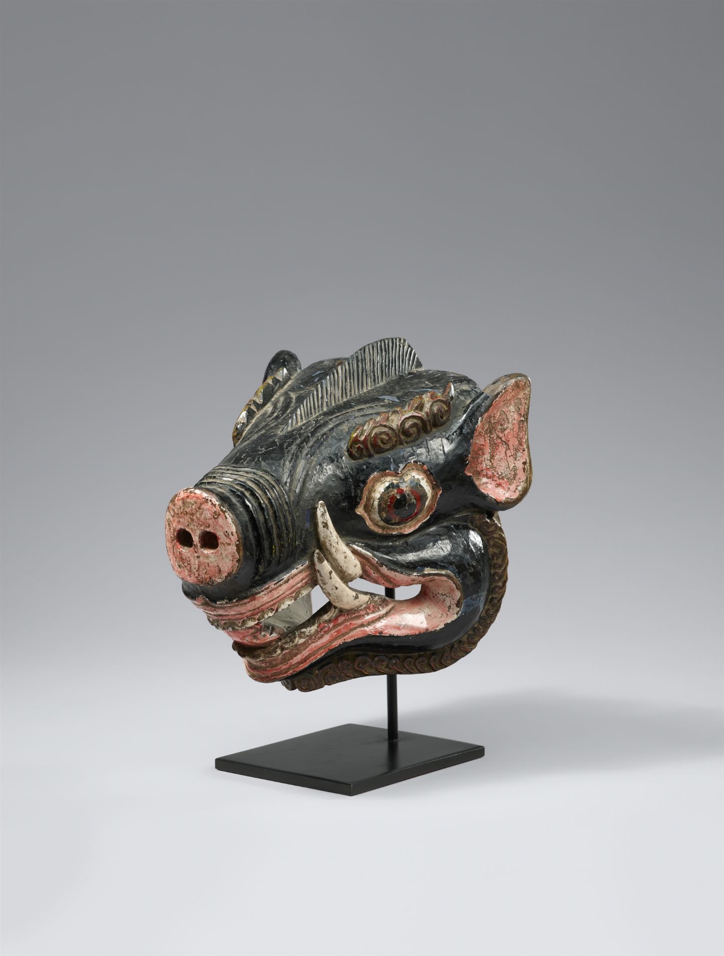 Cham-Maske eines Ebers. Holz, mit Originalfassung. Tibet, 18./19. Jh.