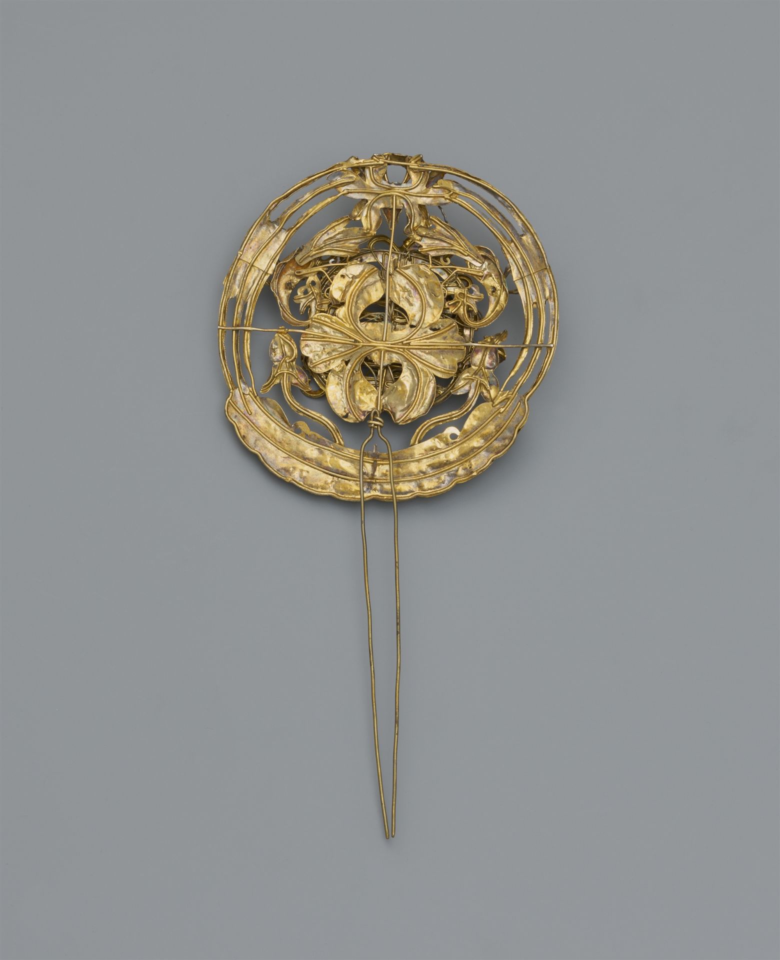 A large gilt silver hair pin. Qing dynasty - Image 2 of 2