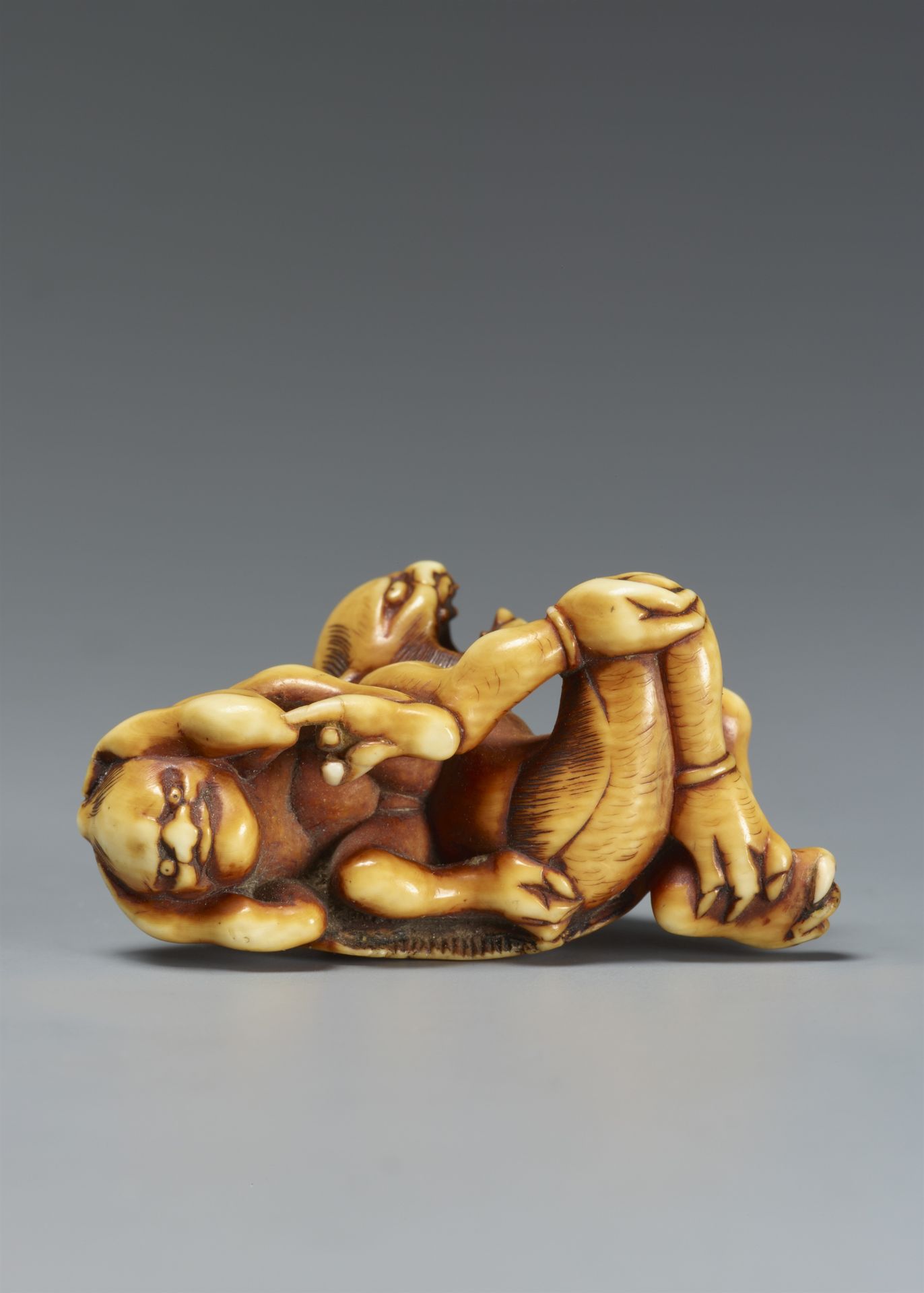 A partly stained ivory netsuke of two oni at setsubun. Hakata, attributed to Otoman. Ca. 1830 - Image 2 of 5