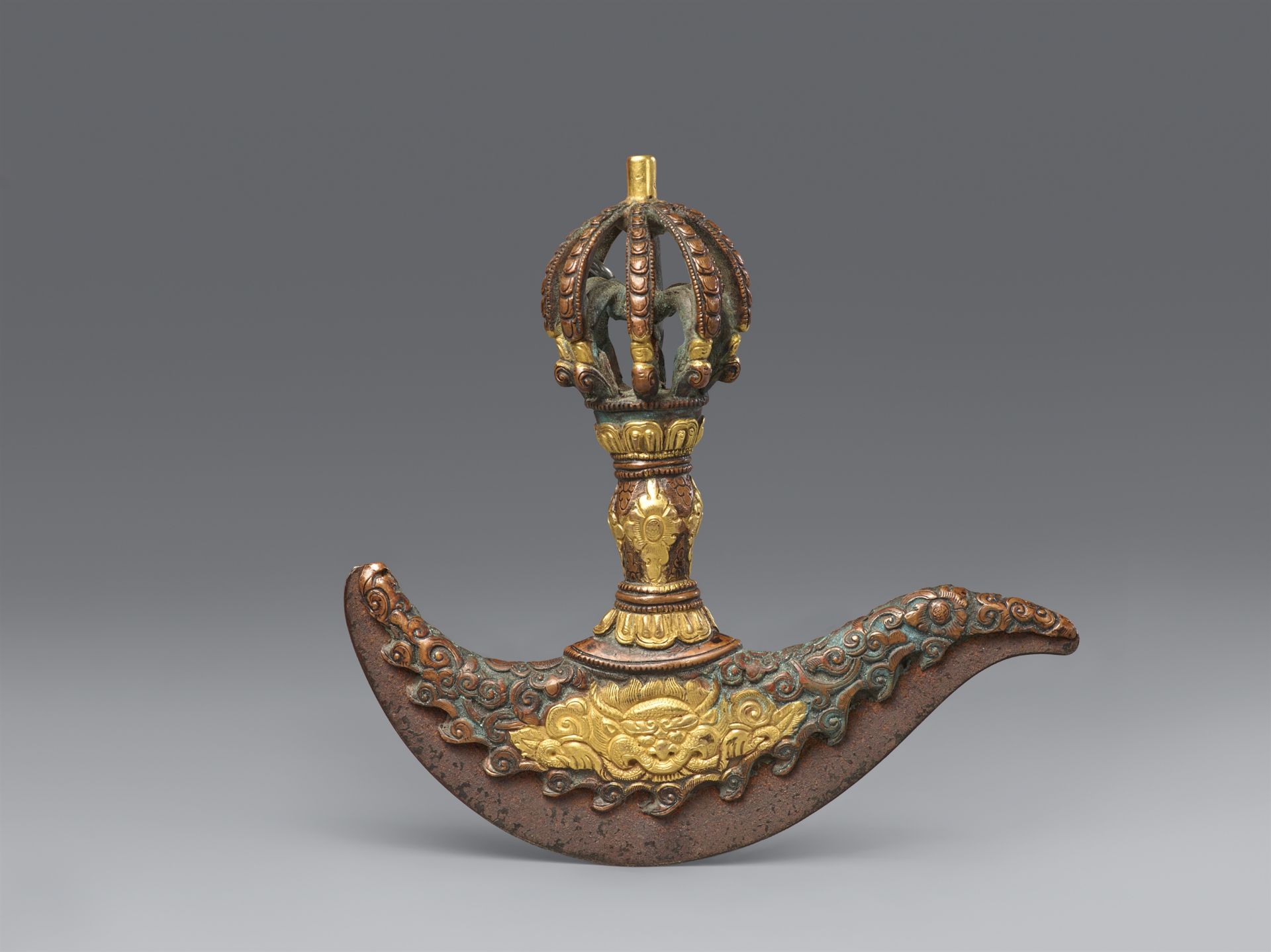 Ritual-Hackmesser (kartrika). Eisen und teilvergoldetes Kupfer. Tibet, 18./19. Jh. - Bild 2 aus 2