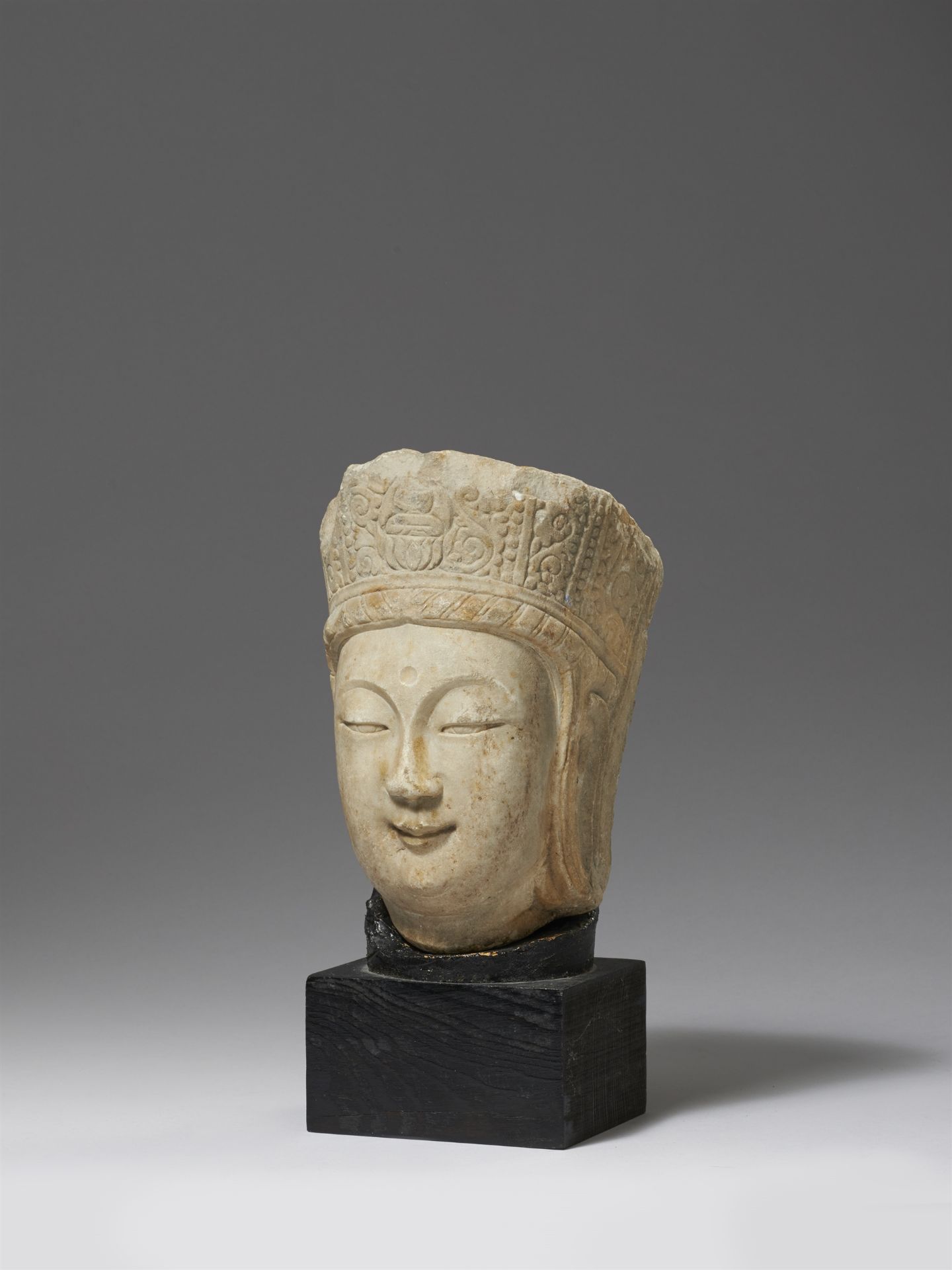 Kopf eines Guanyin. Marmor. Im Stil der Nördlichen Qi-Zeit - Bild 4 aus 4