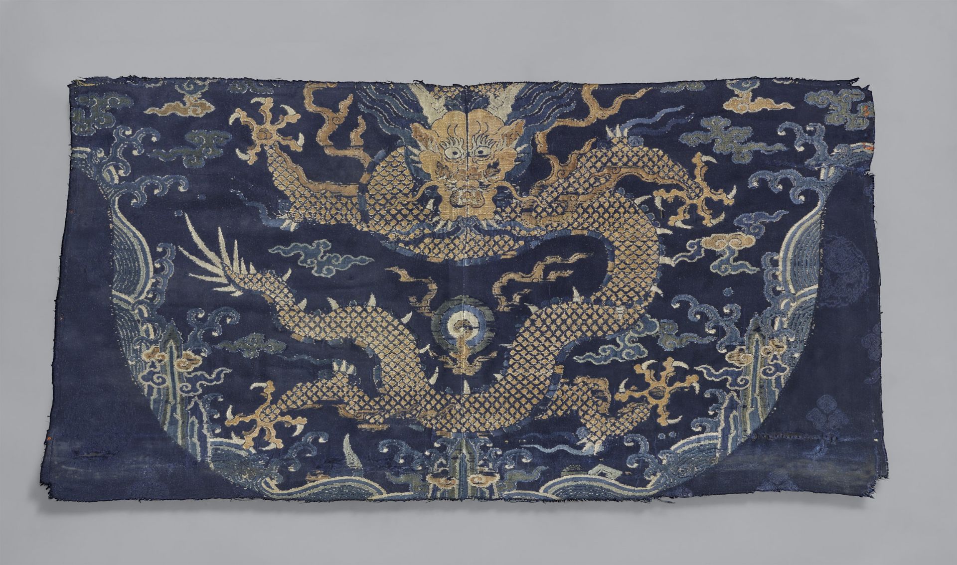 Fragment einer blauen chaopao-Robe. Satinseide. Ära Kangxi (1661-1722)