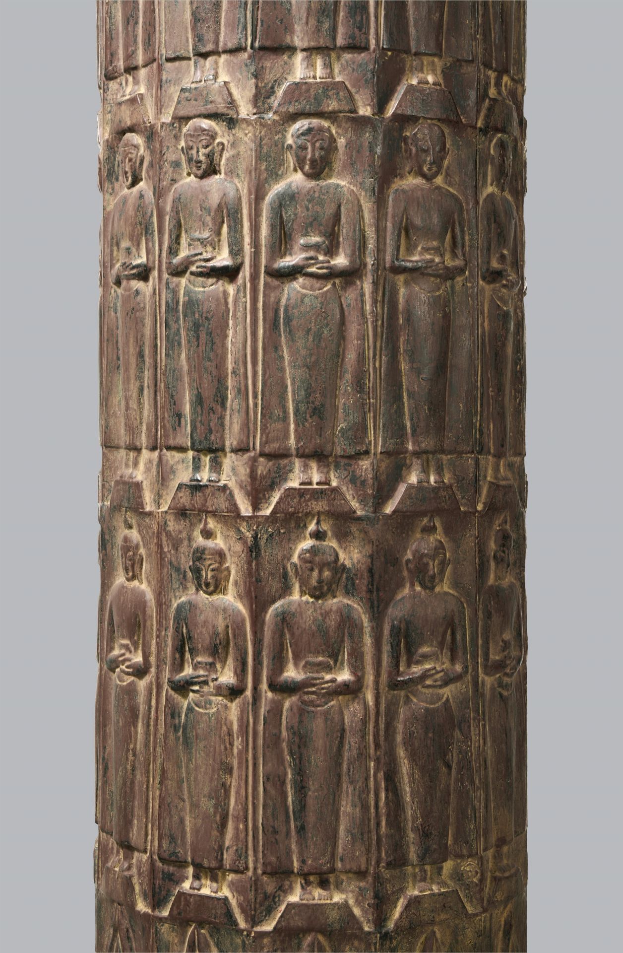 Große Säule mit Buddha-Figuren. Hartes schweres Teak-Holz. - Bild 2 aus 2