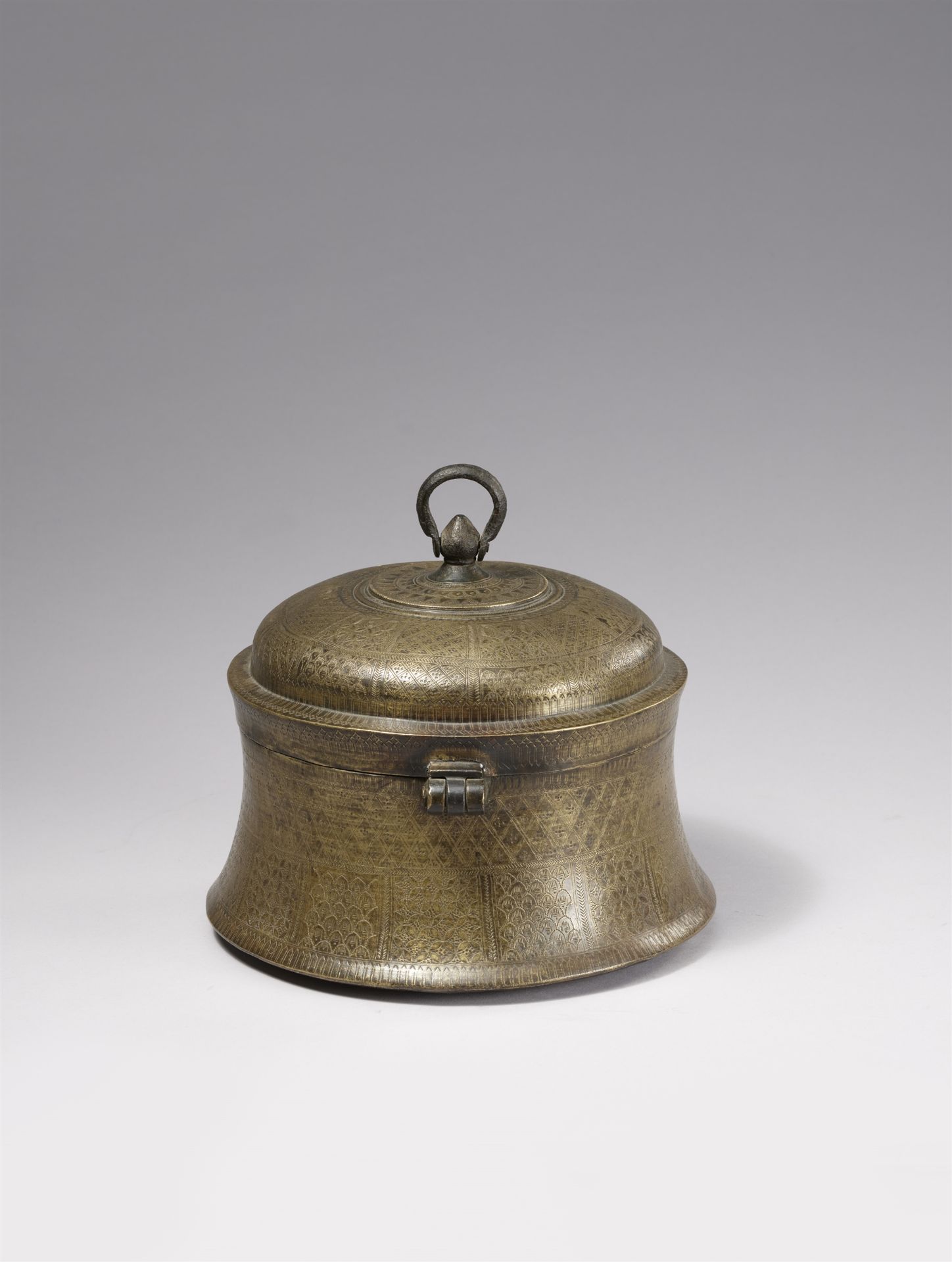 A Rajasthani bronze betel and spice box (pandan). Northern India. 18th/early 19th century - Image 4 of 5