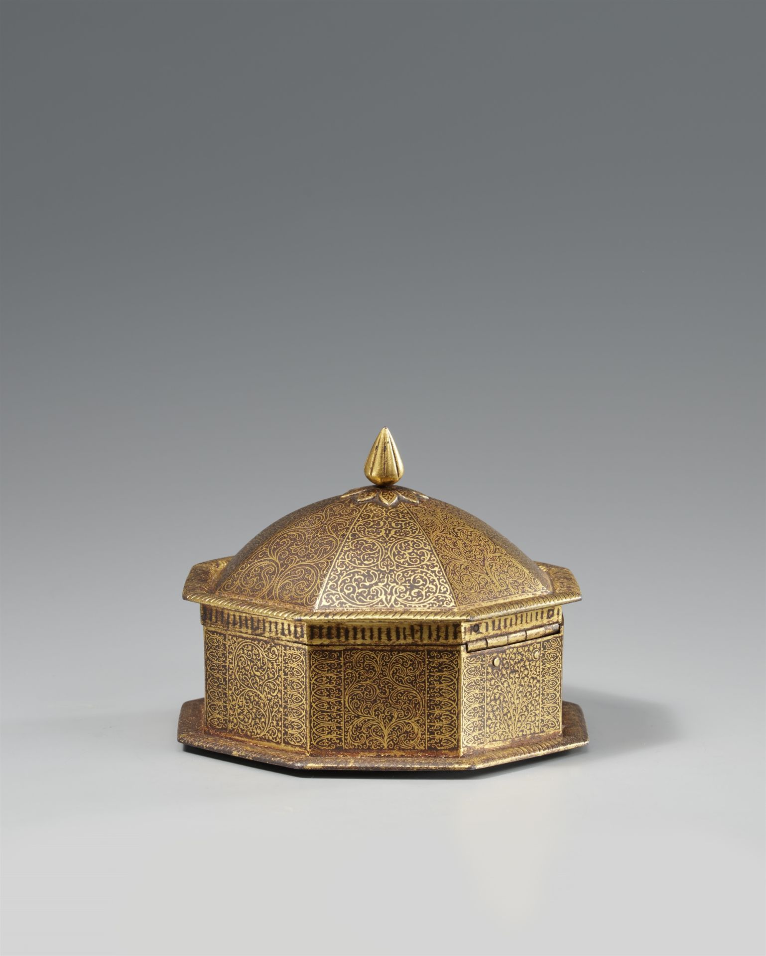 A Mughal koftgari octagonal gold-inlaid steel casket. 18/19th century - Image 2 of 3