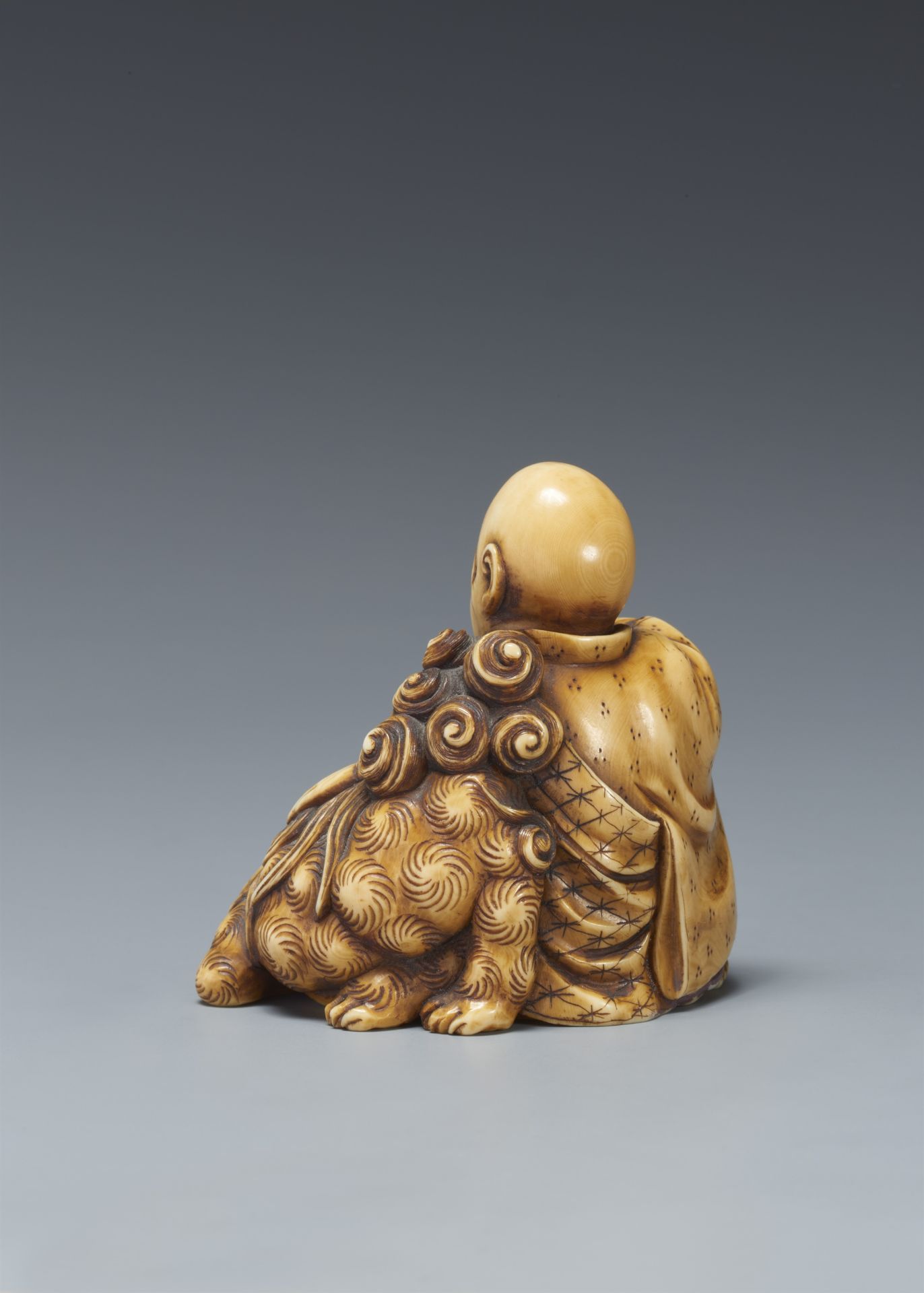 Feines Okimono-Netsuke. Rakan mit shishi. 2. Hälfte 19. Jh. - Bild 6 aus 6