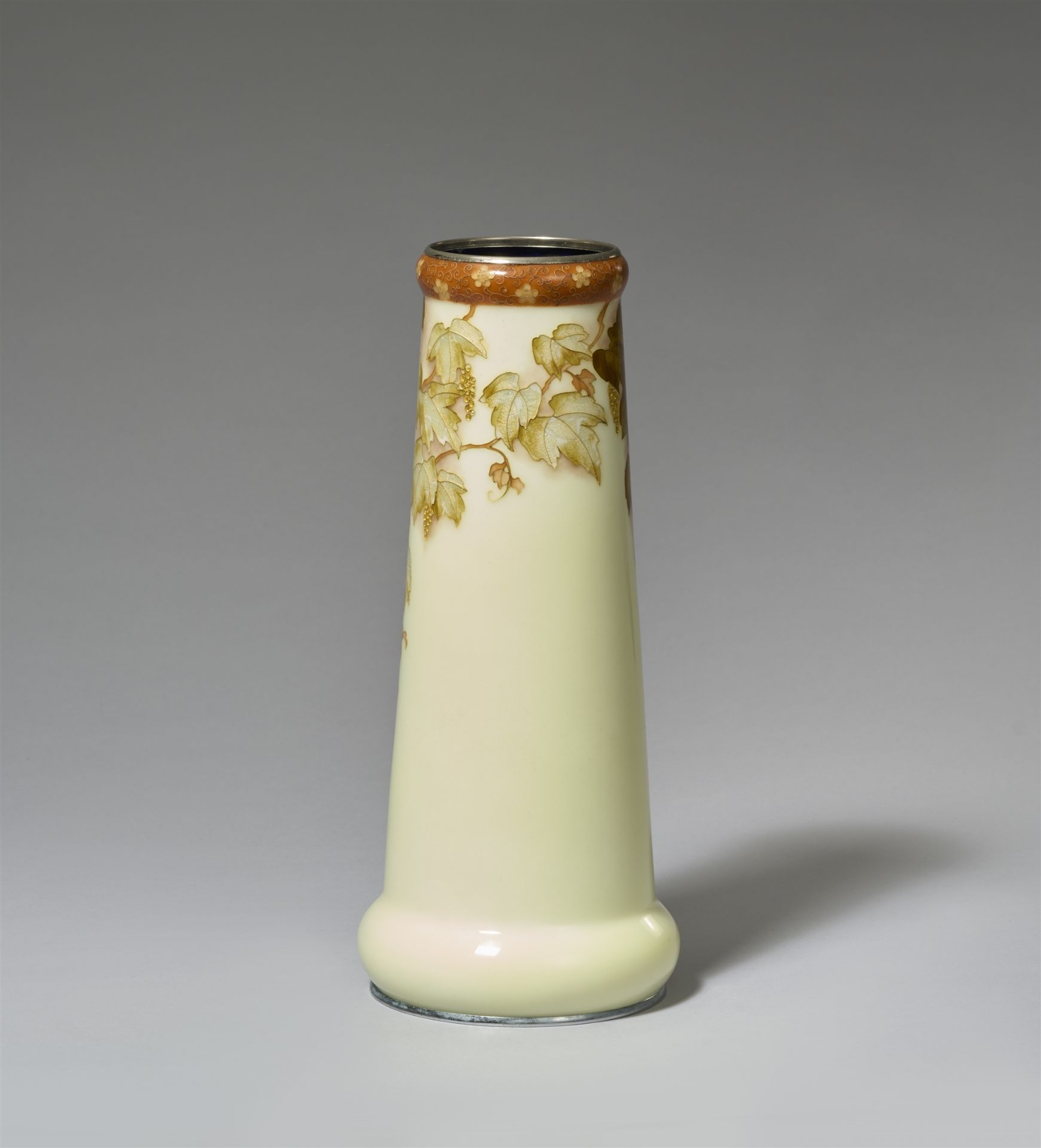 A large cloisonné enamel vase by Tamura Yukio (born 1933). Ca. 1980 - Image 3 of 3