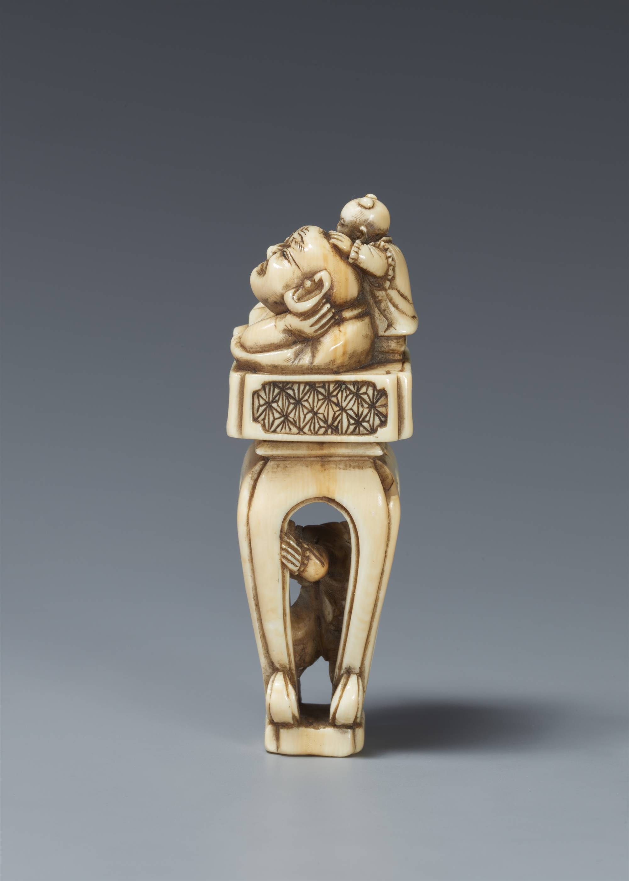 An ivory netsuke of Hotei on a high Chinese-style table. 19th century - Image 4 of 5