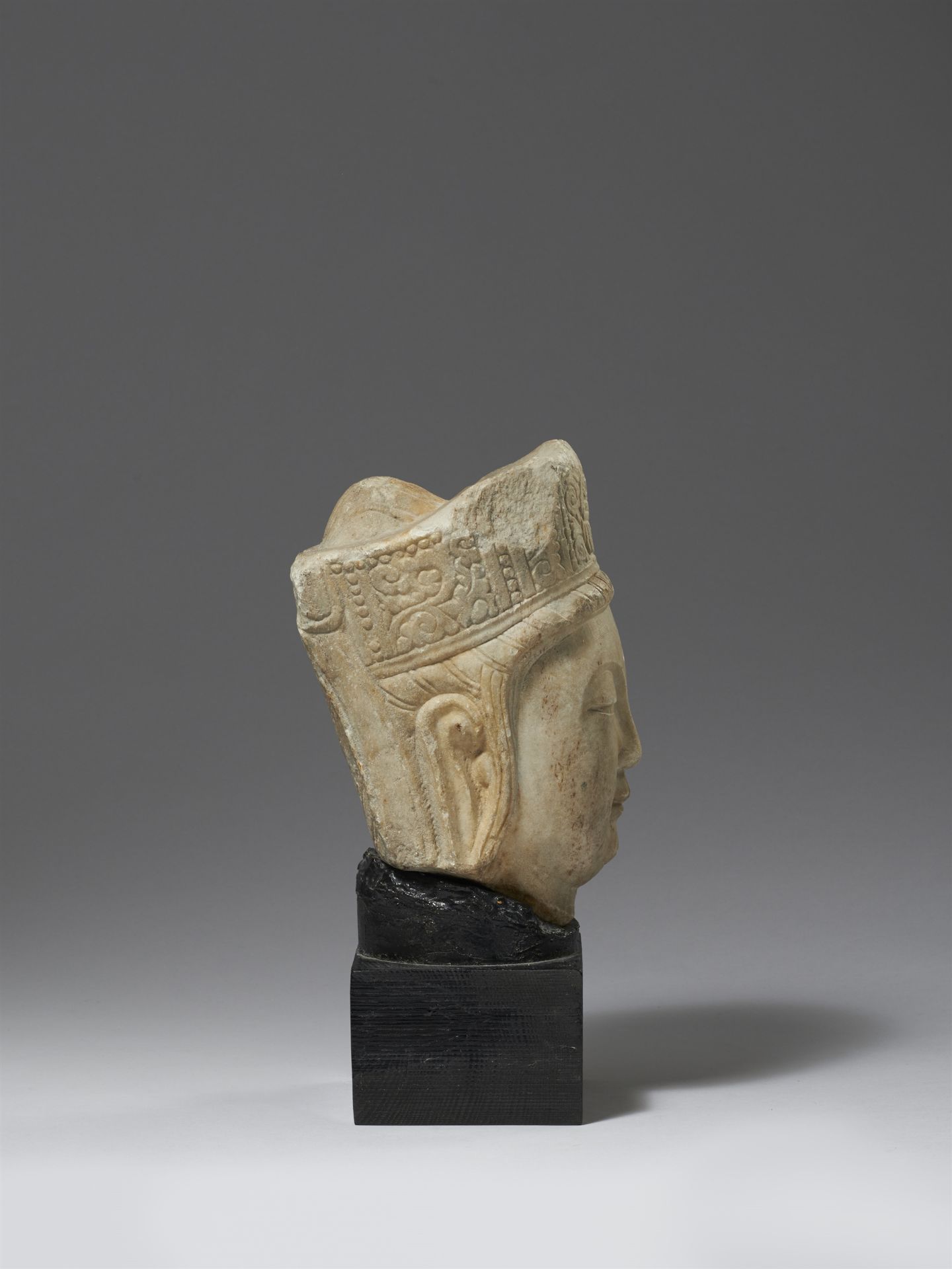 Kopf eines Guanyin. Marmor. Im Stil der Nördlichen Qi-Zeit - Bild 2 aus 4