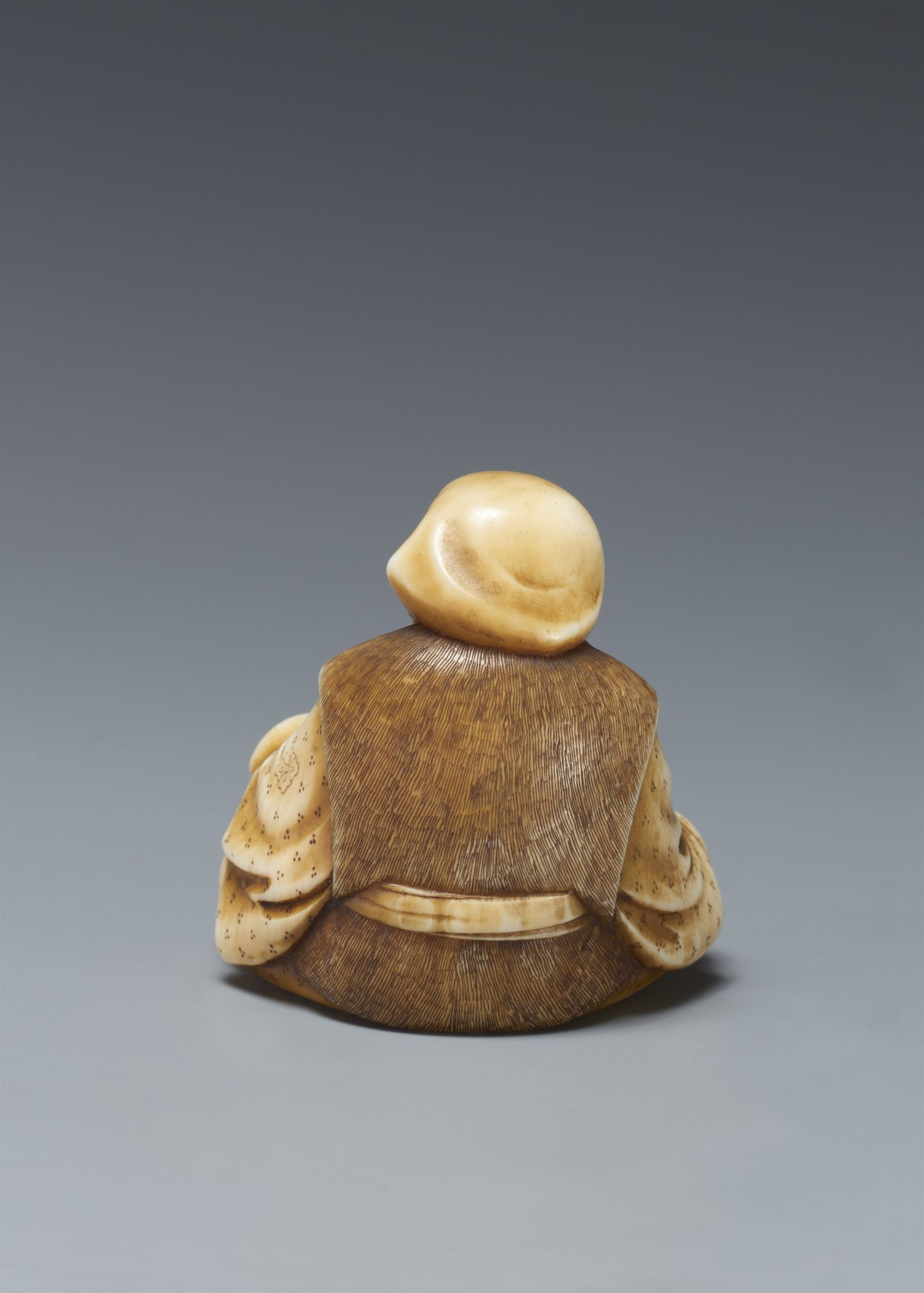 An ivory netsuke of a mask carver. Late 19th century - Image 6 of 6