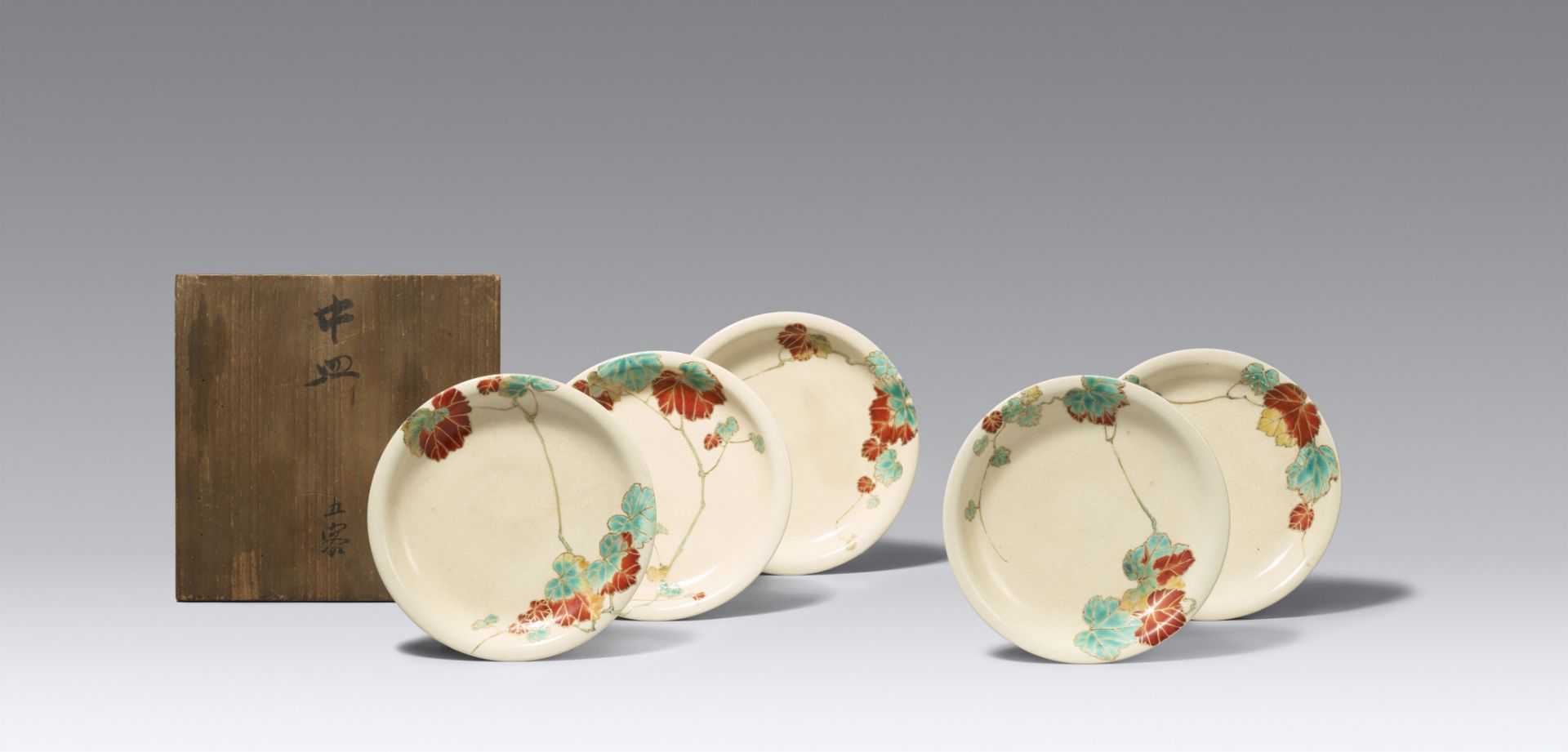 Five middle-sized dishes by Makuzu Kôzan. Kyoto/Yokohama. Ca. 1860/1880