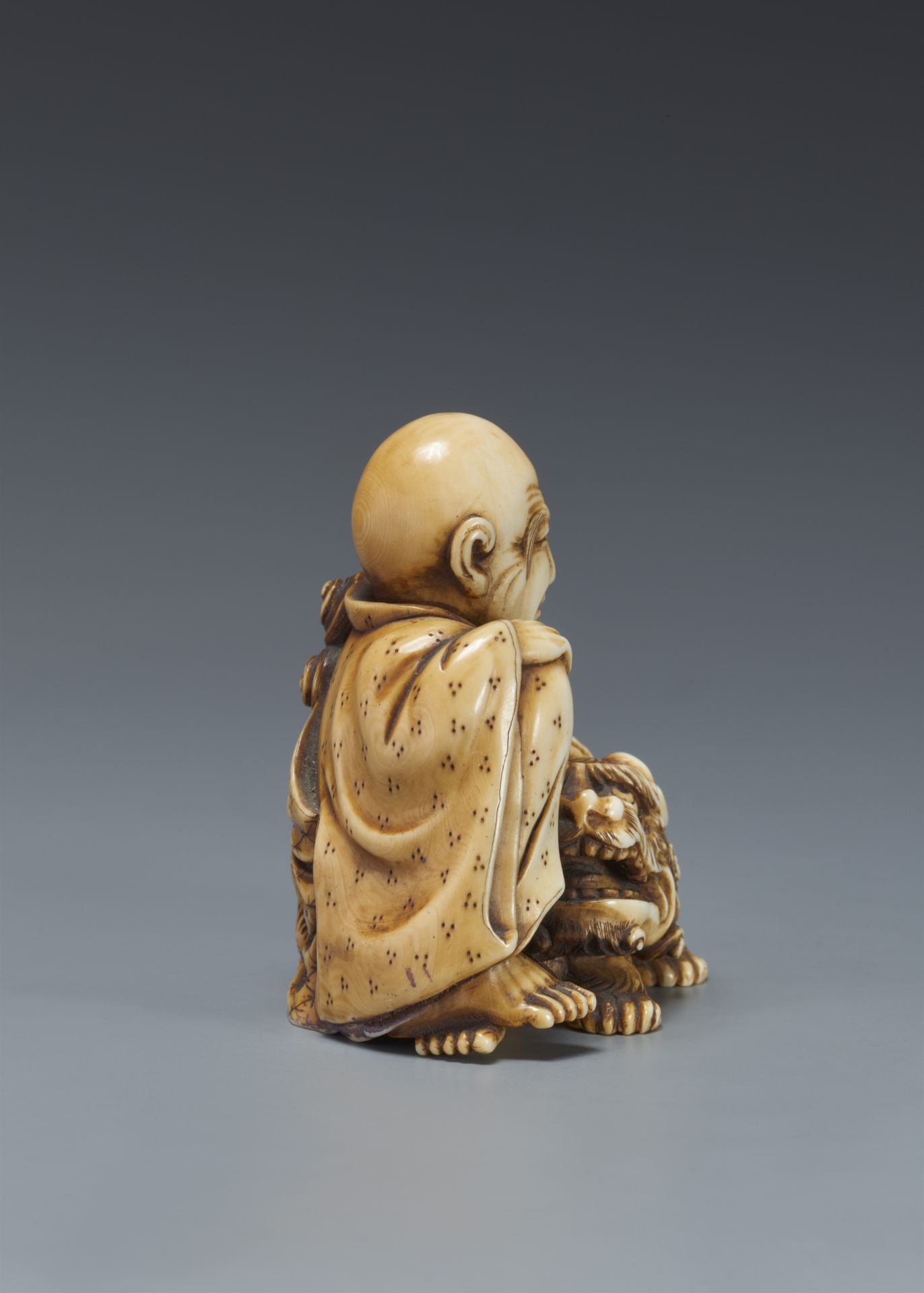 Feines Okimono-Netsuke. Rakan mit shishi. 2. Hälfte 19. Jh. - Bild 4 aus 6