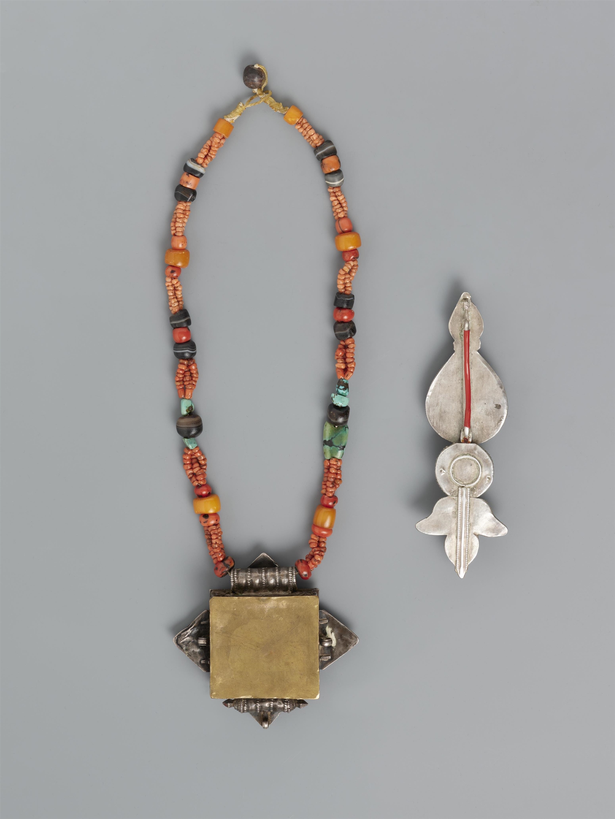 A woman's necklace with a turquoise-inlaid amulet box (ga'u thub zhi) and an ear jewellery (akor). S - Image 2 of 2