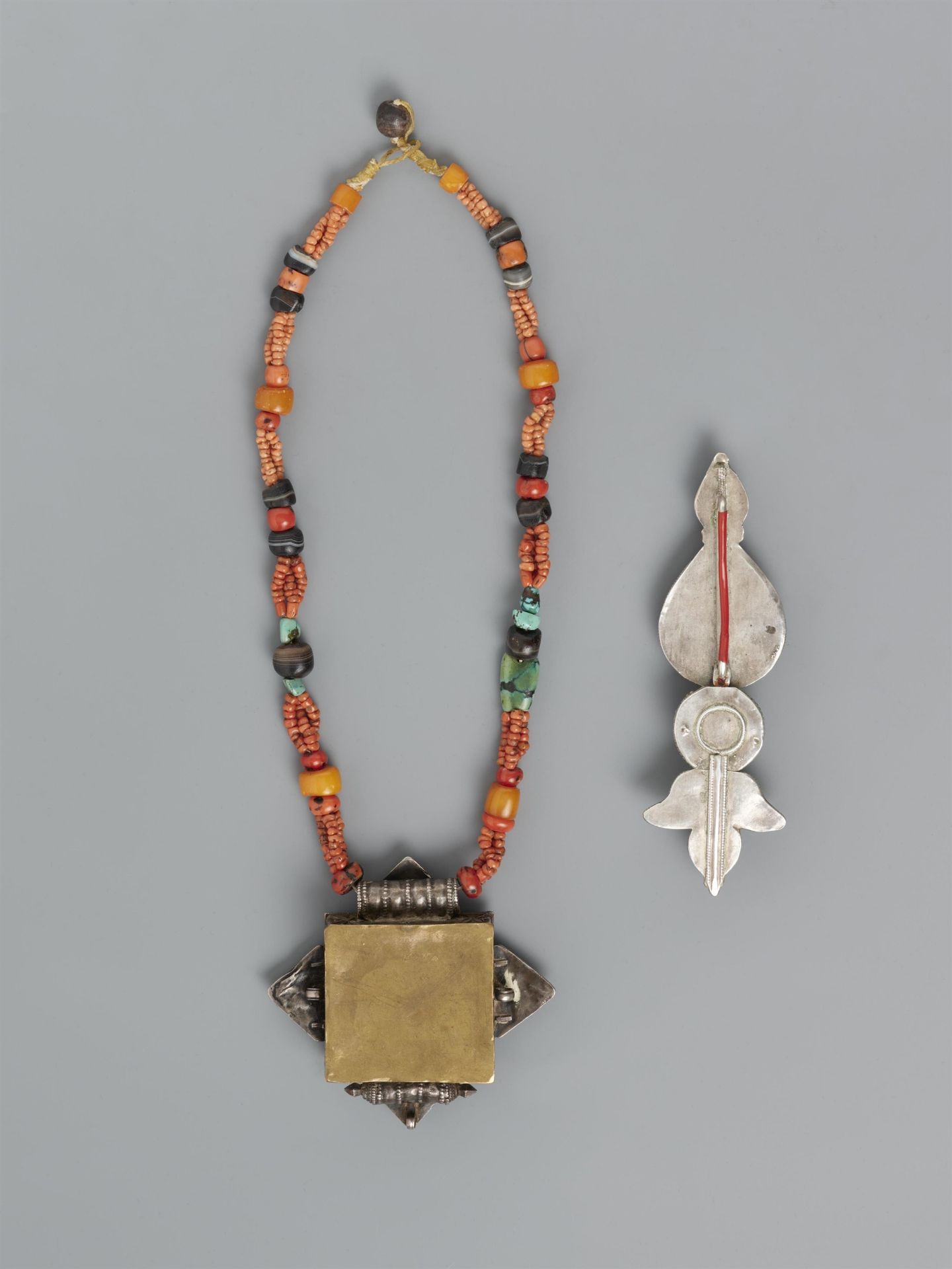 Amulettbehälter (ga'u) mit Kette und Ohrschmuck (akor). Silber mit Türkiseinlagen. 19./20. Jh. - Bild 2 aus 2