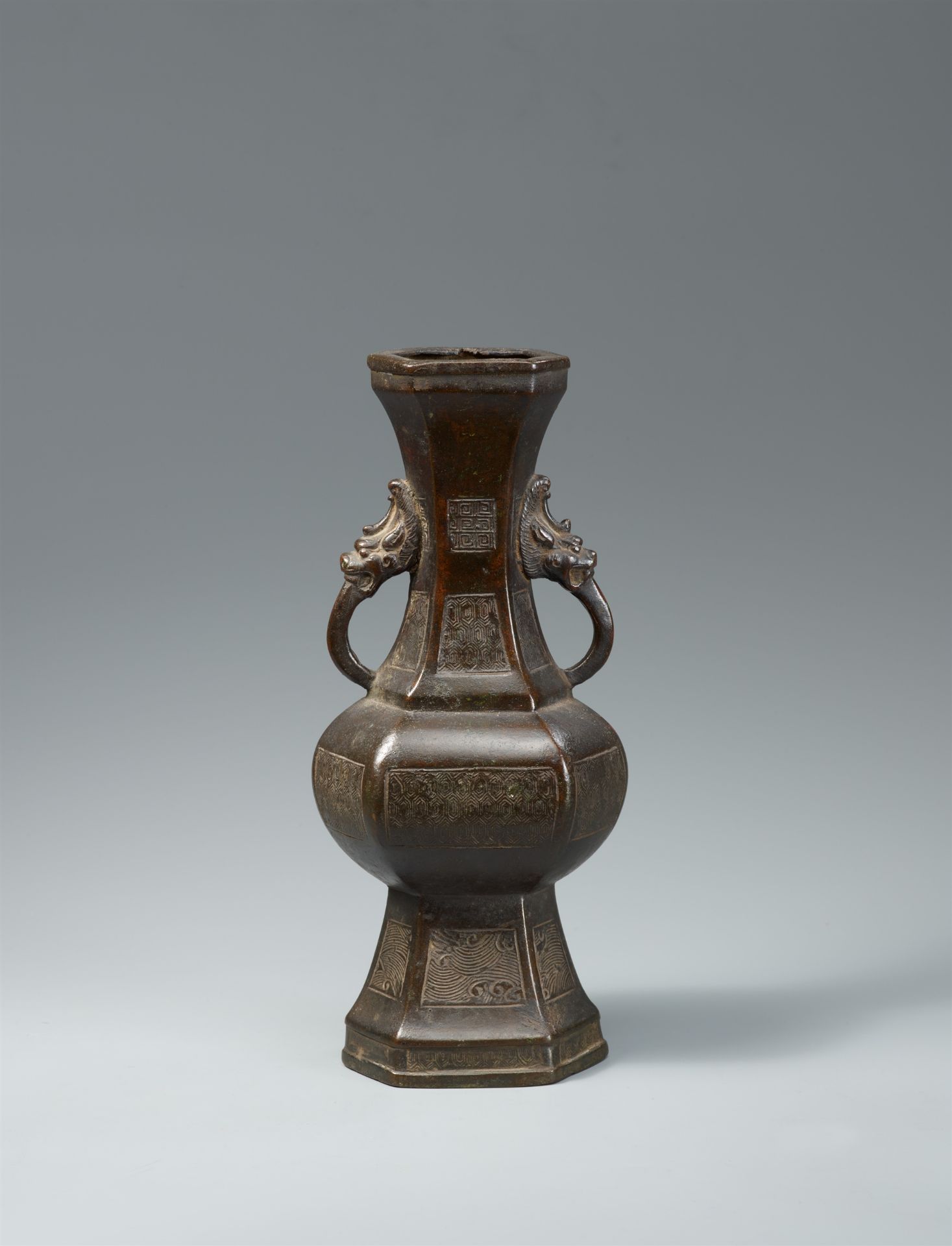 Sechskantige Vase. Bronze. Yuan-/Ming-Zeit - Bild 2 aus 2