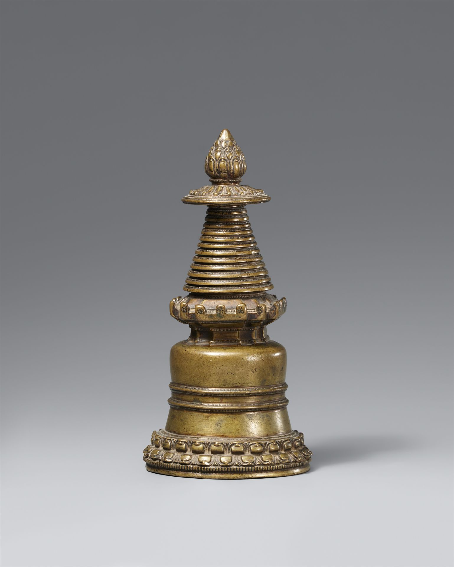 Kadampa-Stupa (mChod-rten). Messingbronze. Tibet, 13./14. Jh.
