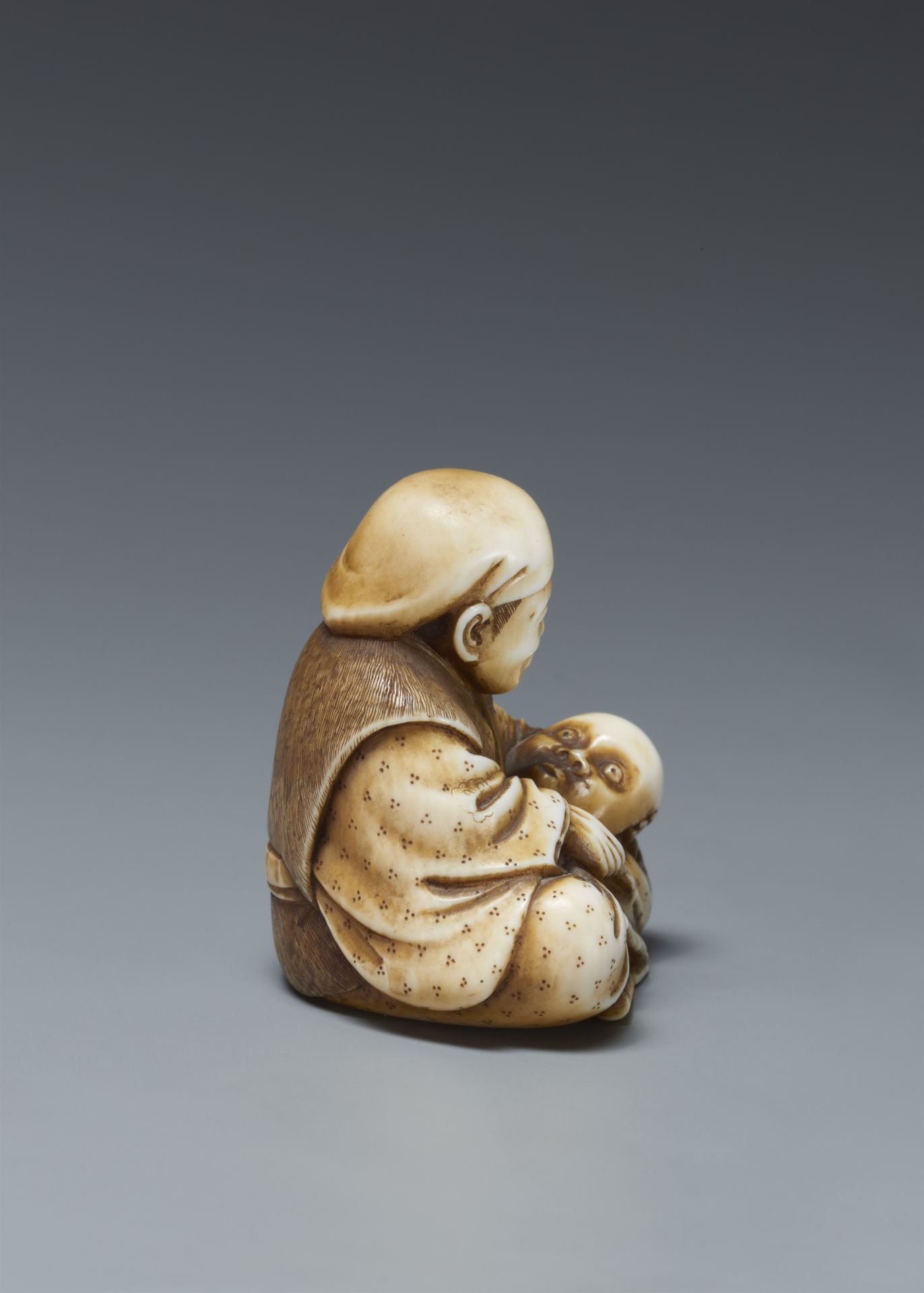 An ivory netsuke of a mask carver. Late 19th century - Image 4 of 6