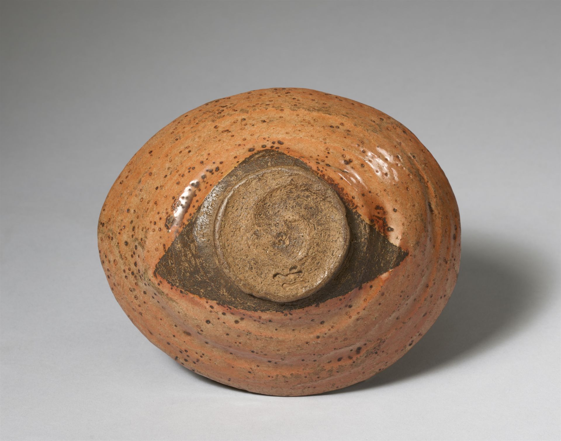 An oval-shaped aka raku chawan. Kyoto. 18th century - Image 2 of 3