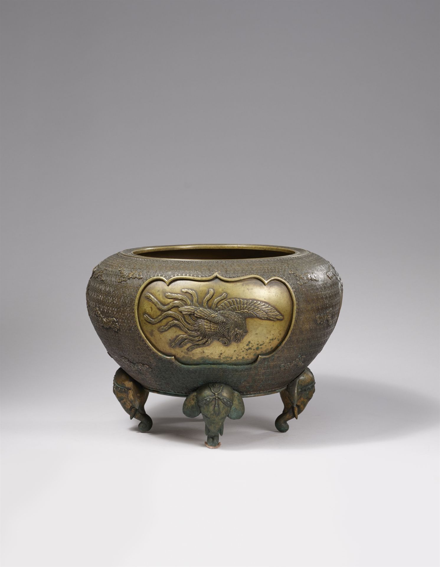 A large copper alloy basin. Meiji period - Image 2 of 3