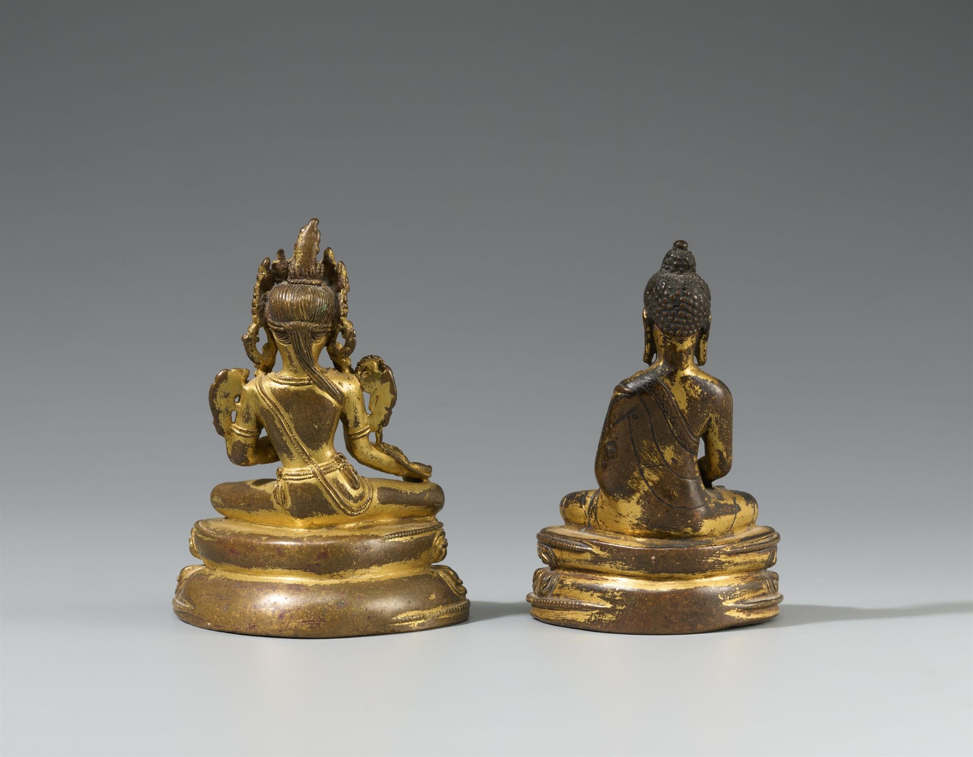 Figur des Buddha Shakyamuni und Figur der Shyamatara. Vergoldete Bronze. Tibet, 17. Jh. und 19. Jh. - Bild 3 aus 4