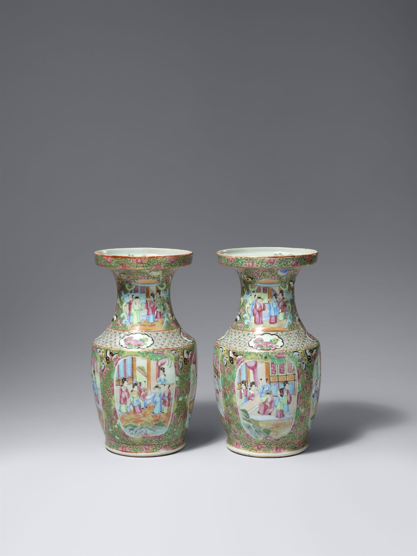 A pair of Canton famille rose vases. Qing dynasty, 19th century