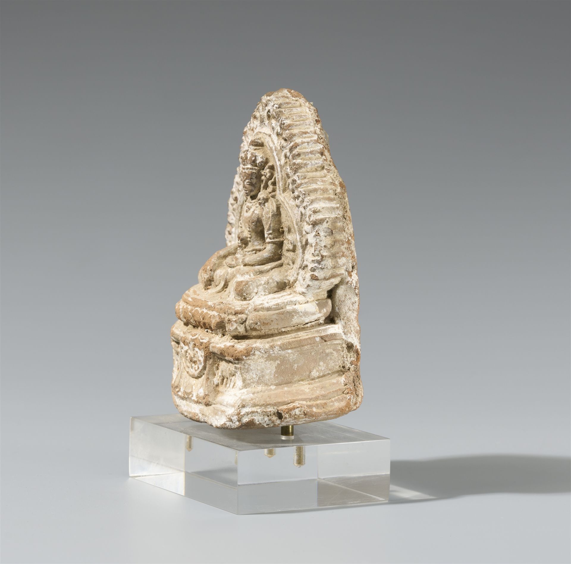 Kleines Votiv-Relief (tsa tsa). Terracotta. Tibet, 18. Jh. - Bild 4 aus 4