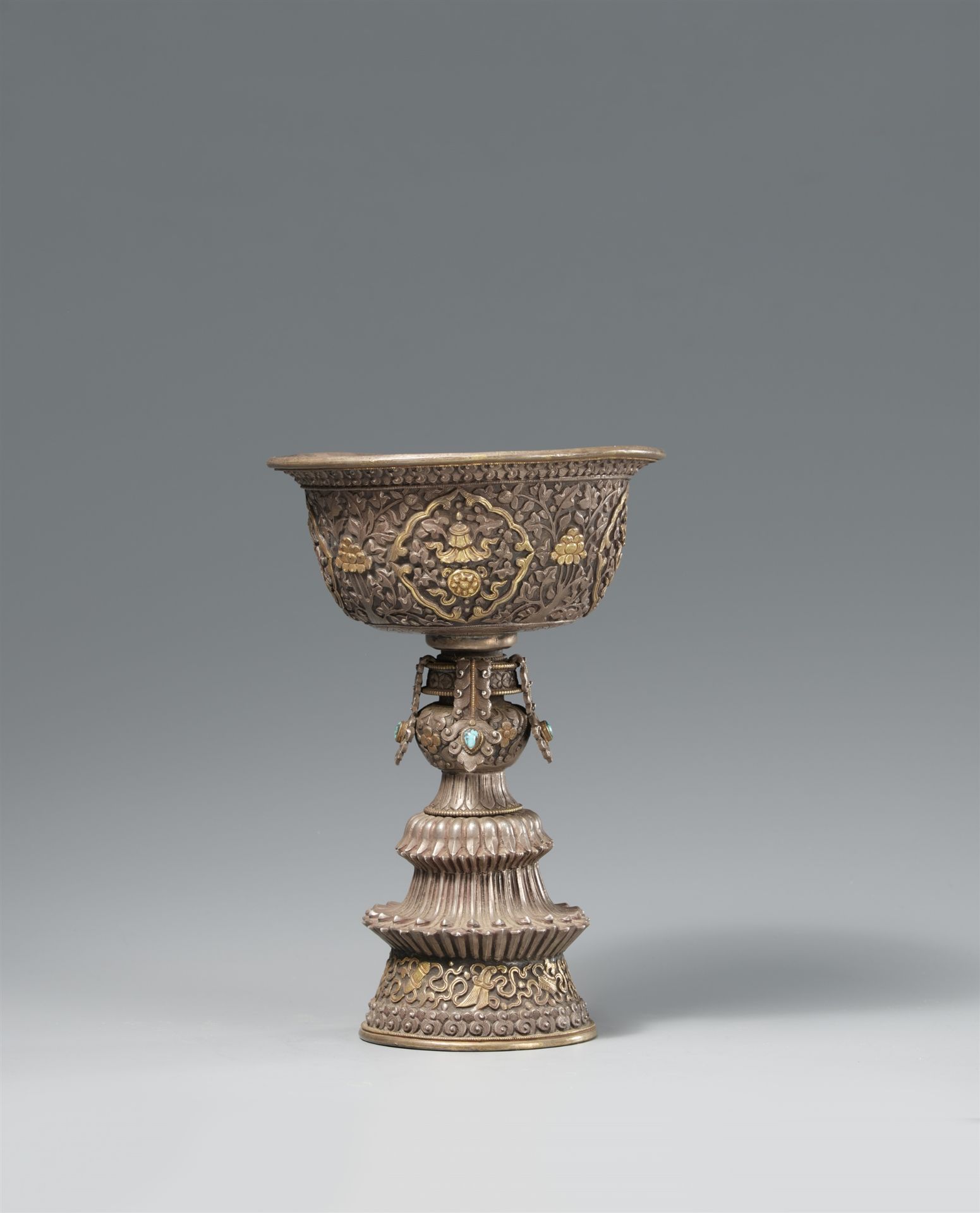 Butterlampe (Opferlampe) mit bajixiang für den Tempelaltar. Silber mit Türkiseinlagen. Tibet, 19. Jh - Bild 3 aus 4