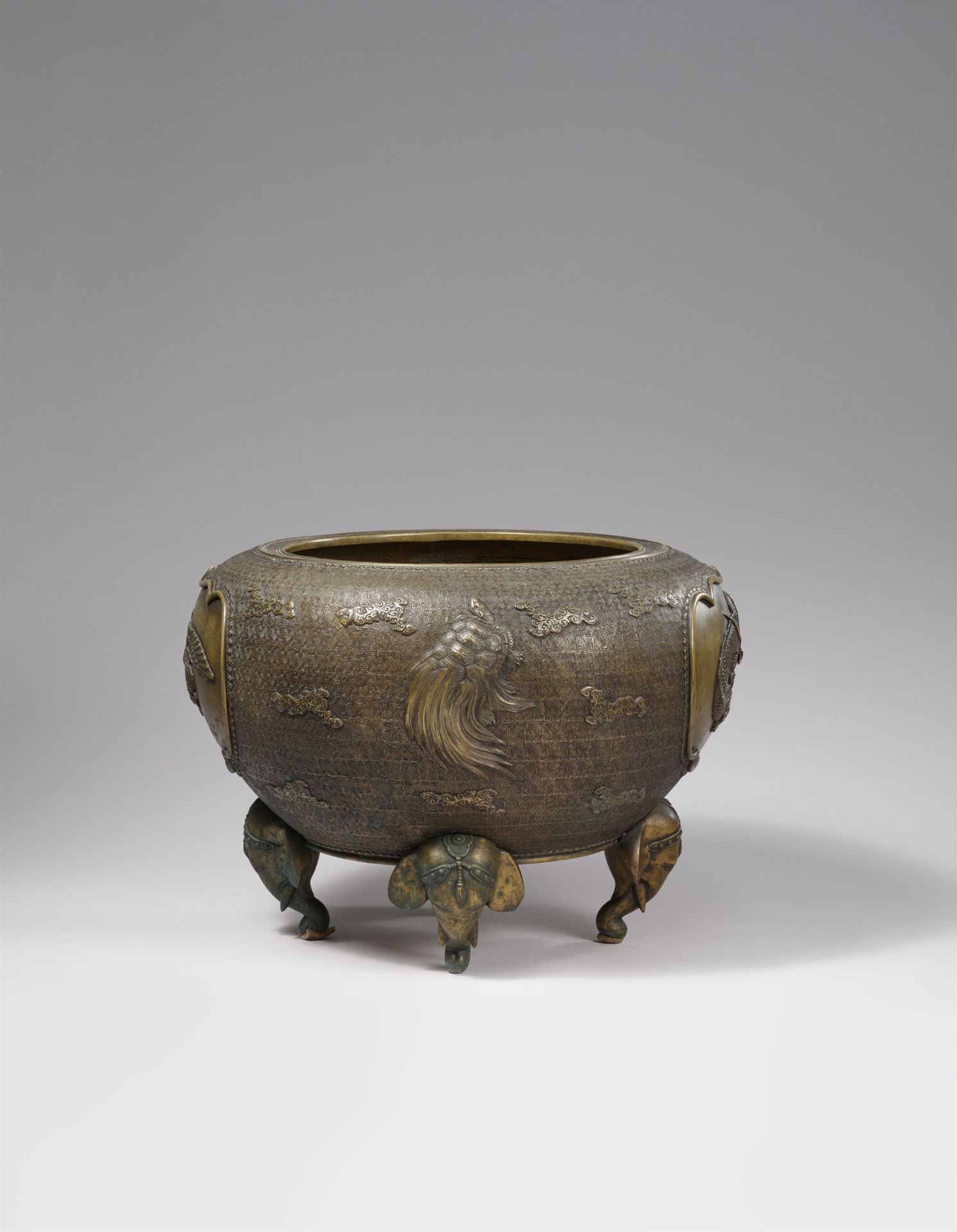 A large copper alloy basin. Meiji period - Image 3 of 3