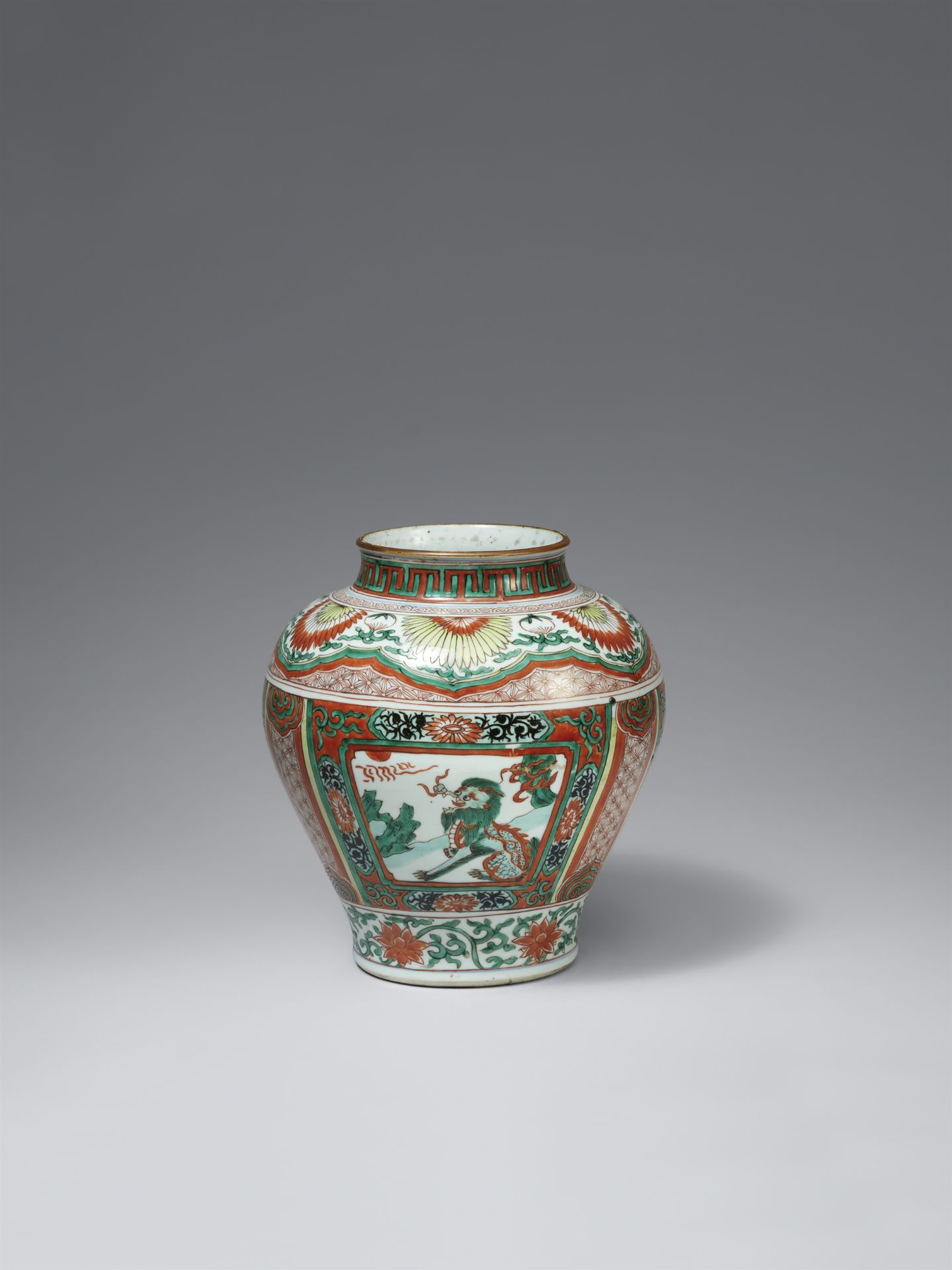 A wucai mysthical beasts jar. Kangxi period (1662–1722)