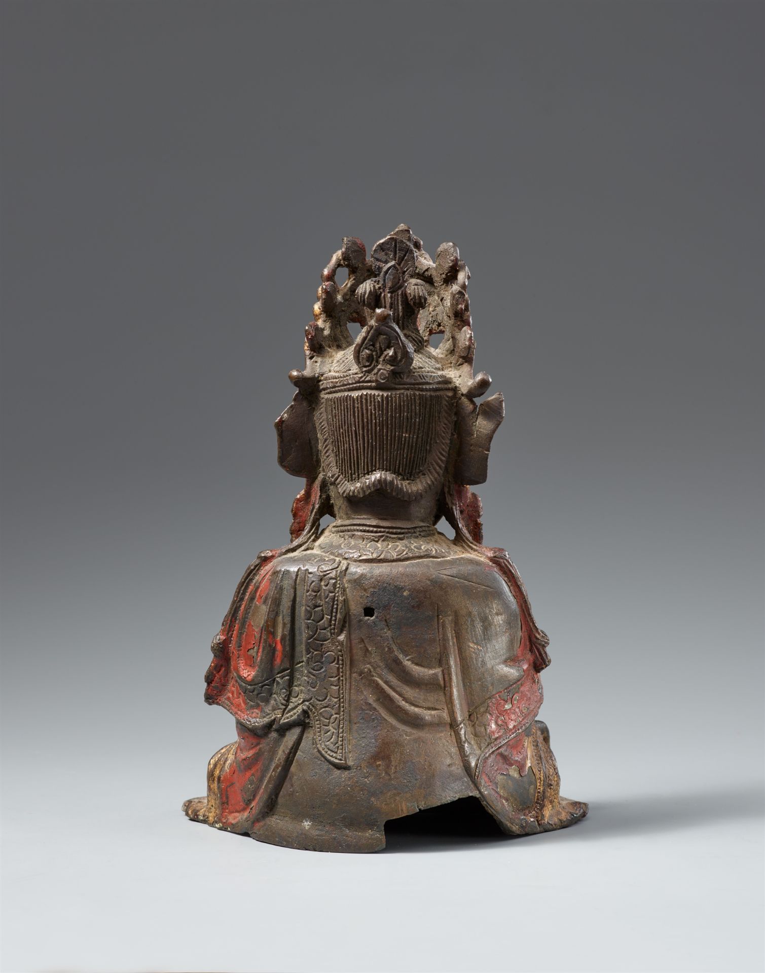 Figur des Guanyin. Bronze mit vergoldeter Lackfassung. Ming-Zeit - Bild 2 aus 2