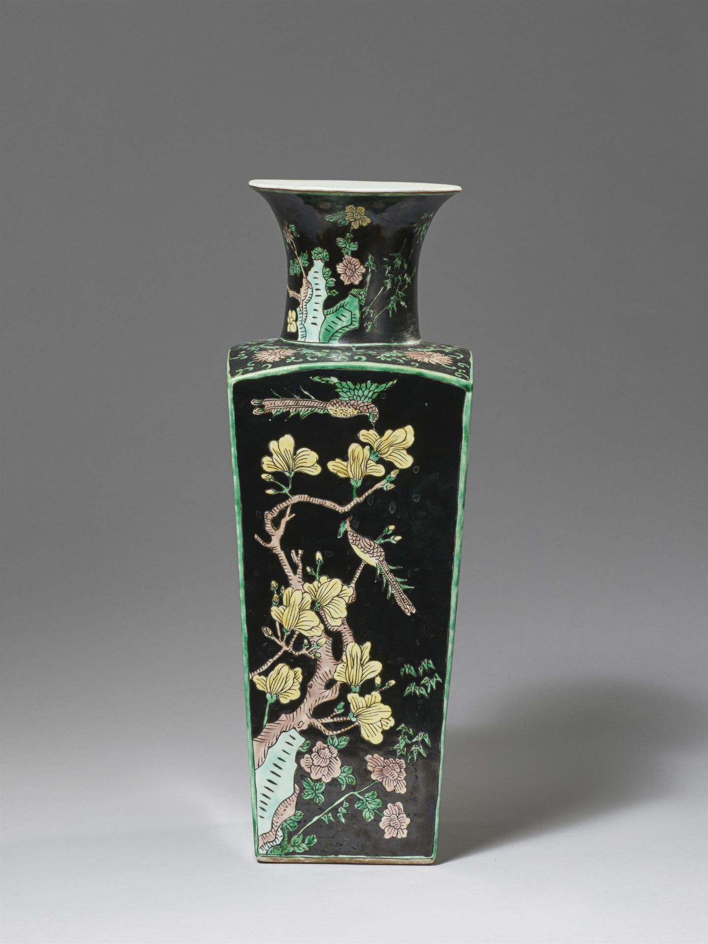 A famille noire vase. Late Qing dynasty, 19th/20th century - Image 4 of 4