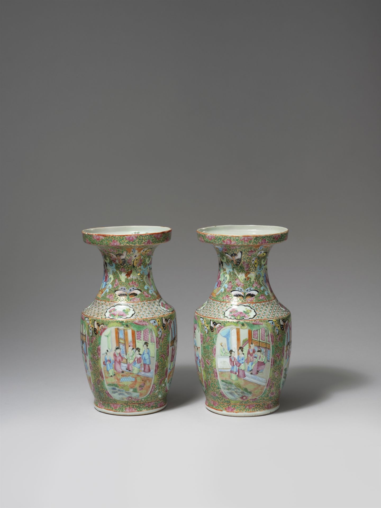 A pair of Canton famille rose vases. Qing dynasty, 19th century - Image 2 of 4