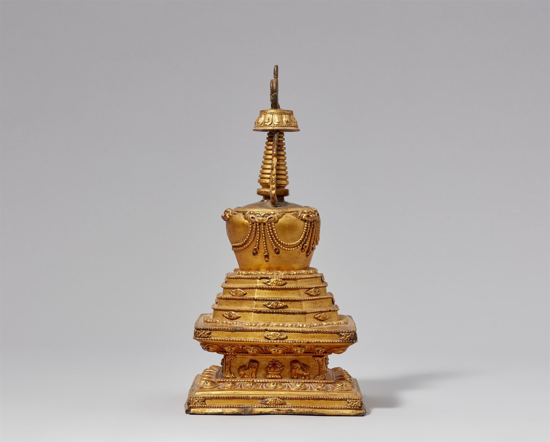 Stupa auf einem Löwenthron. Holz, vergoldet. Tibet, 19. Jh. - Bild 3 aus 7