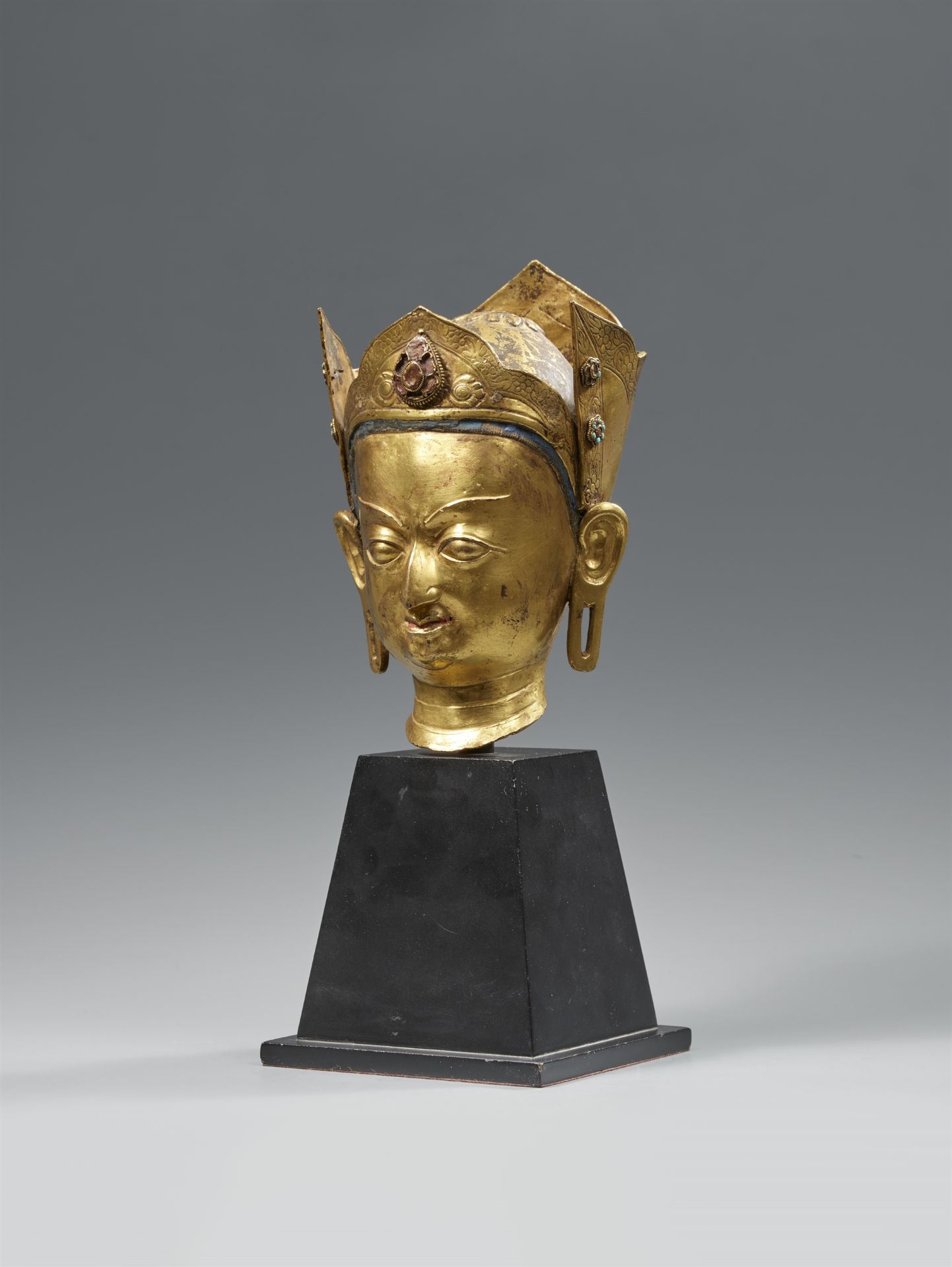 A fire-gilt bronze head of Padmasambhava. Tibet. 18th century. - Image 4 of 4