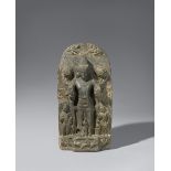 Sehr große Stele des Surya. Grauer Stein. Nordost-Indien, Bihar. 11./12. Jh.