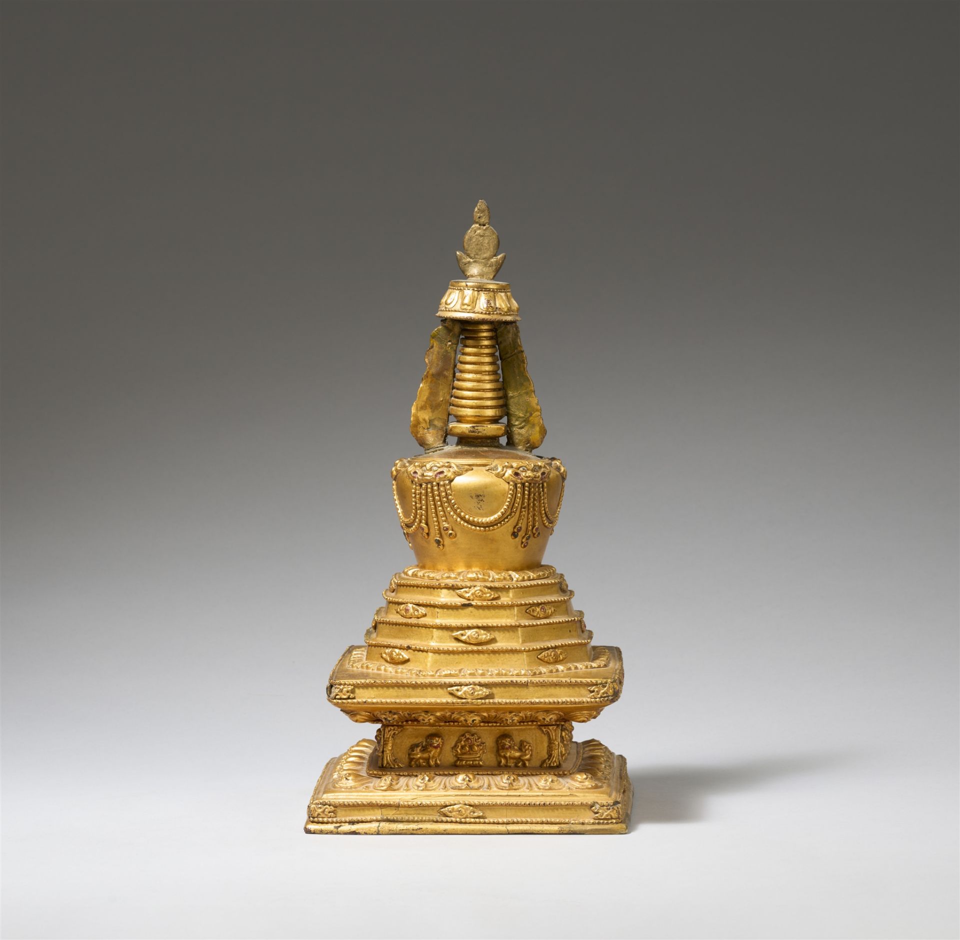 Stupa auf einem Löwenthron. Holz, vergoldet. Tibet, 19. Jh. - Bild 7 aus 7