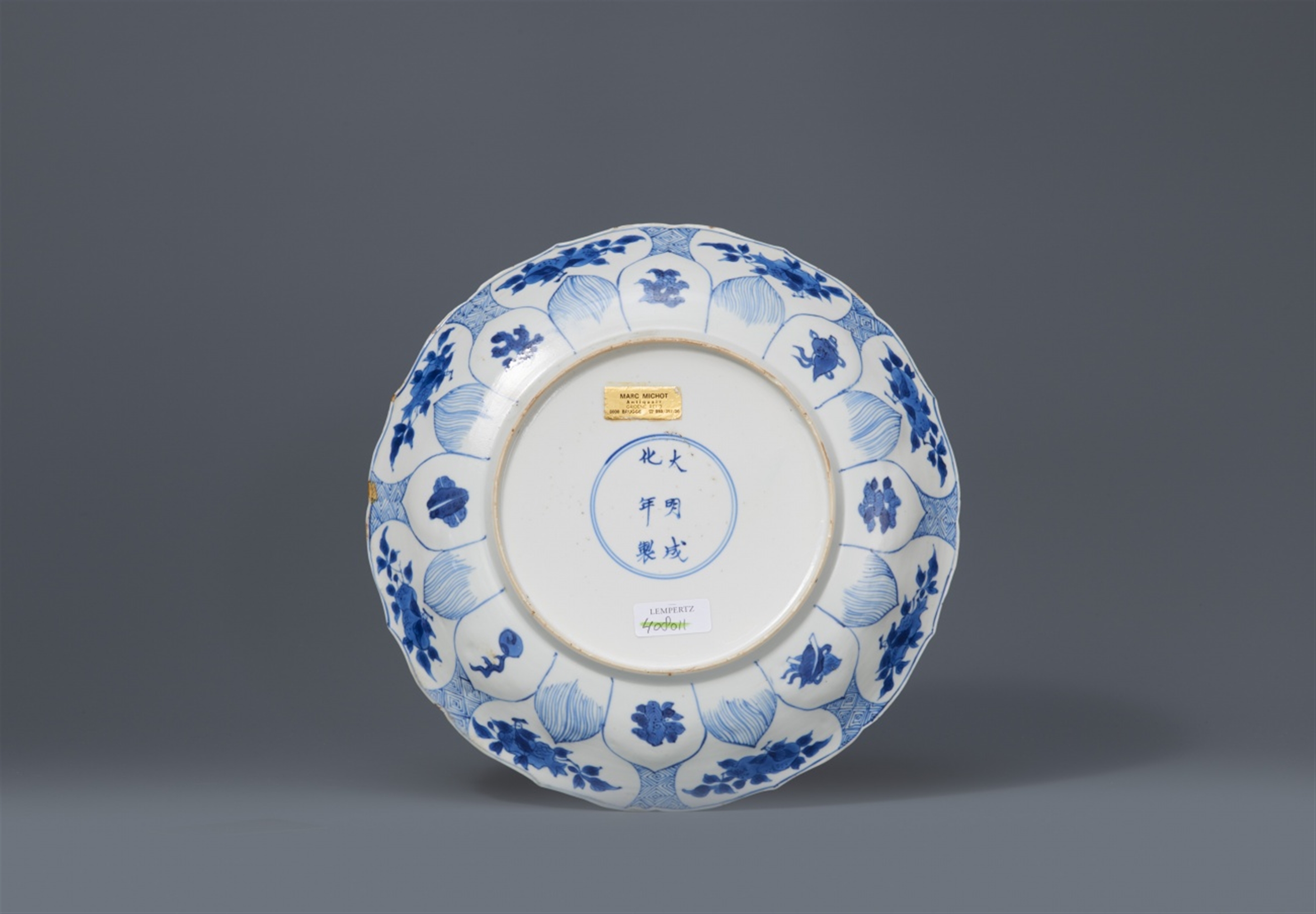 A blue and white dish. Kangxi period (1662–1722) - Image 3 of 3