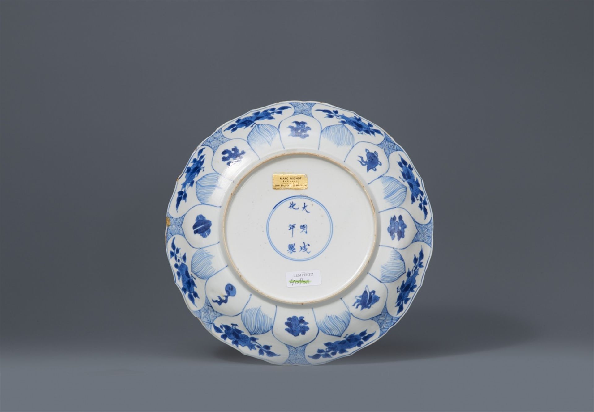 A blue and white dish. Kangxi period (1662–1722) - Image 3 of 3