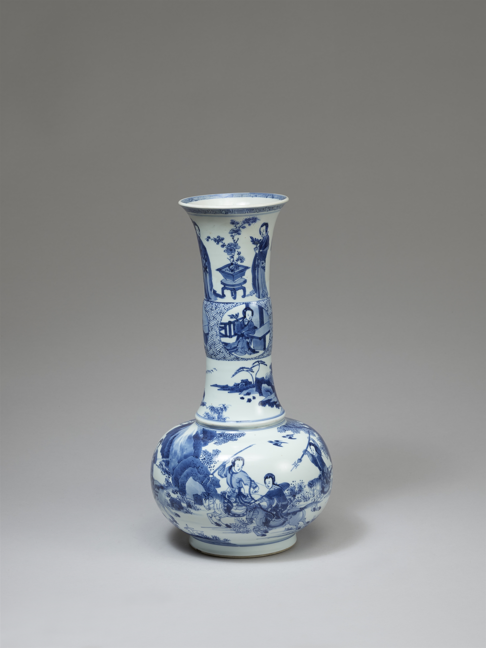A large blue and white bottle vase. Kangxi period (1661–1722) - Image 4 of 4