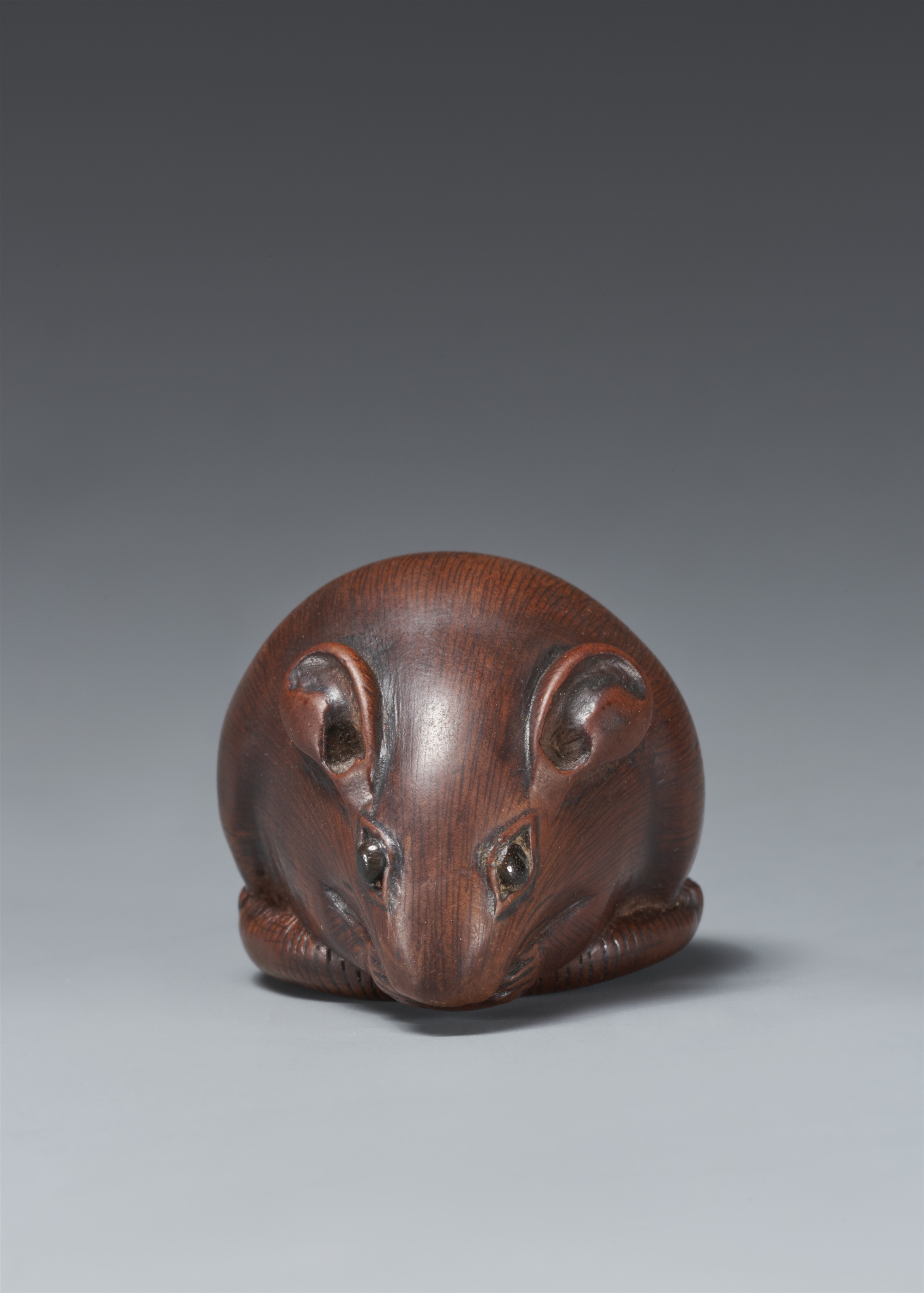 A boxwood netsuke of a seated rat. 19th century - Image 3 of 5